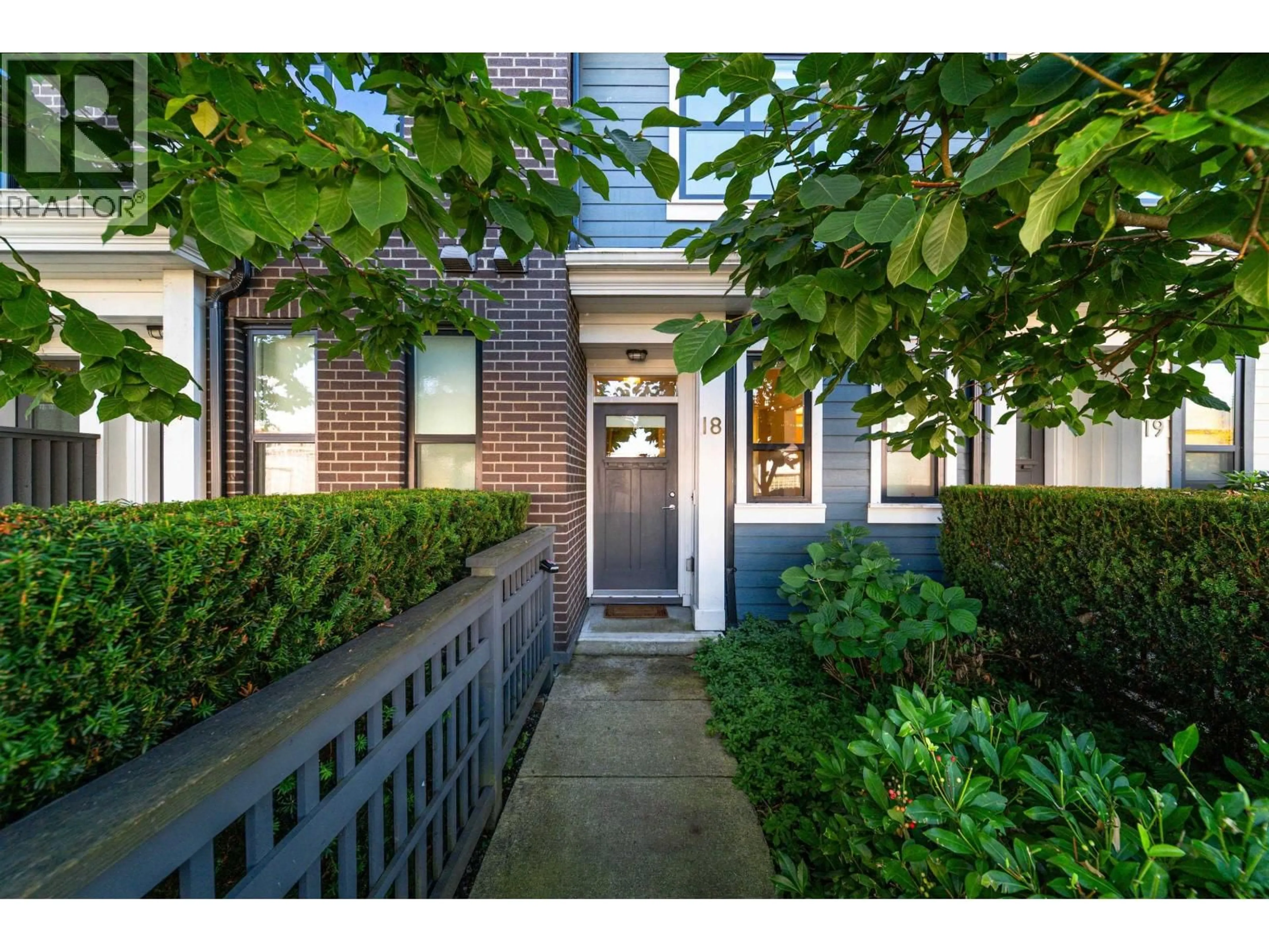 Indoor entryway for 18 - 7039 MACPHERSON AVENUE, Burnaby British Columbia V5J4N4