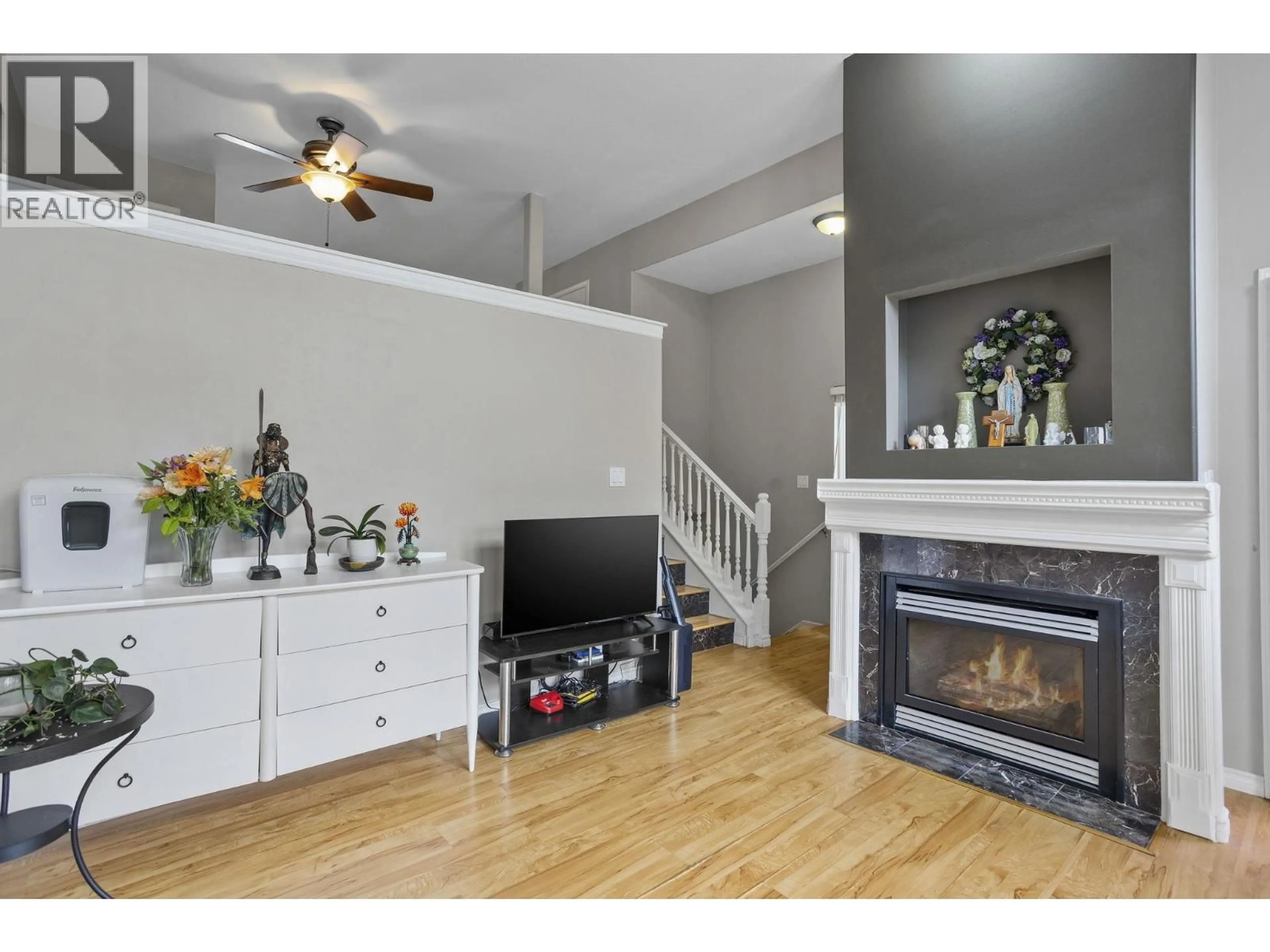 Living room with furniture, wood/laminate floor for 20 - 11165 GILKER HILL ROAD, Maple Ridge British Columbia V2W1V5