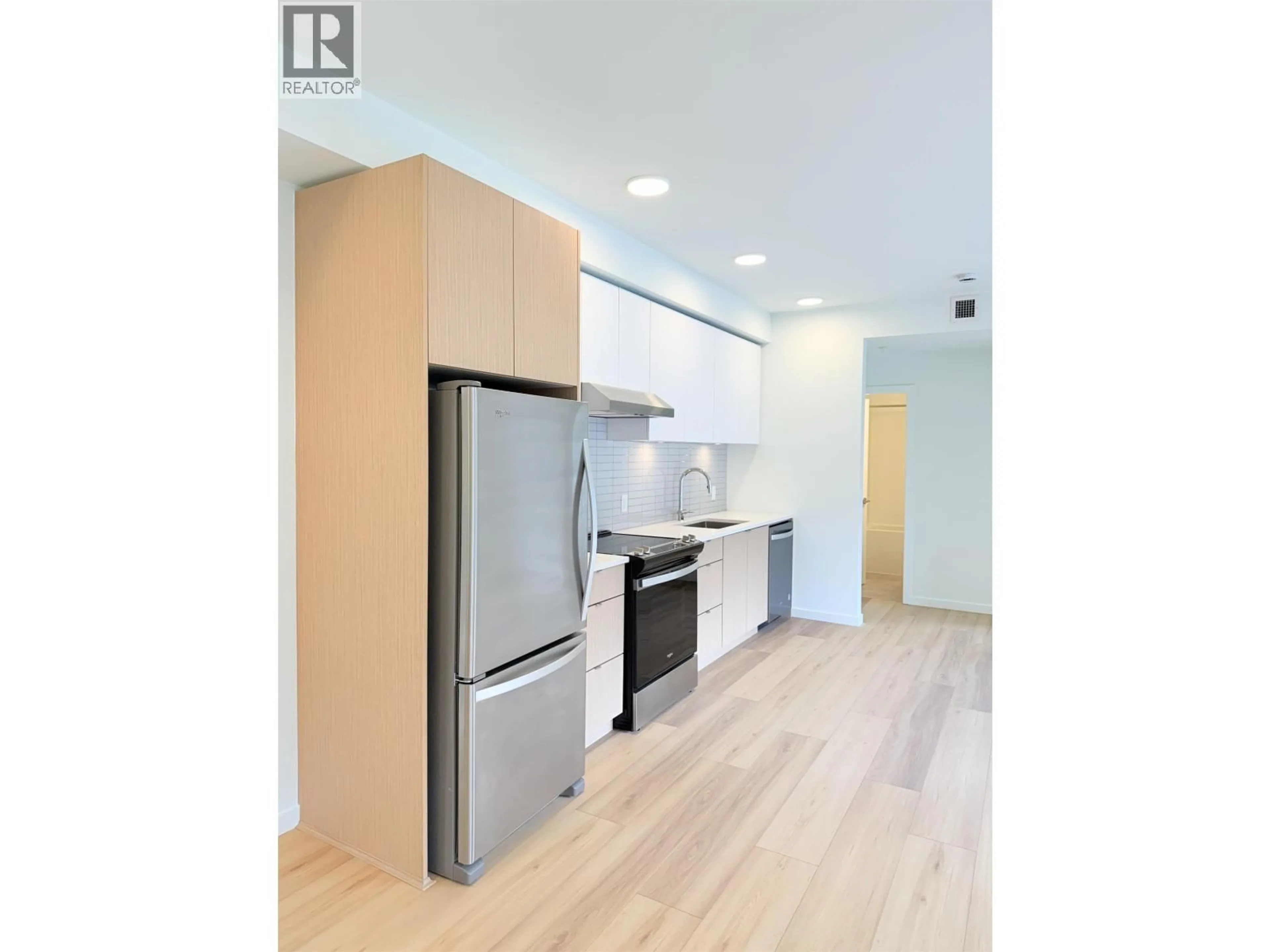 Open concept kitchen, wood/laminate floor for 400 - 37994 SECOND AVENUE, Squamish British Columbia V8B0C4