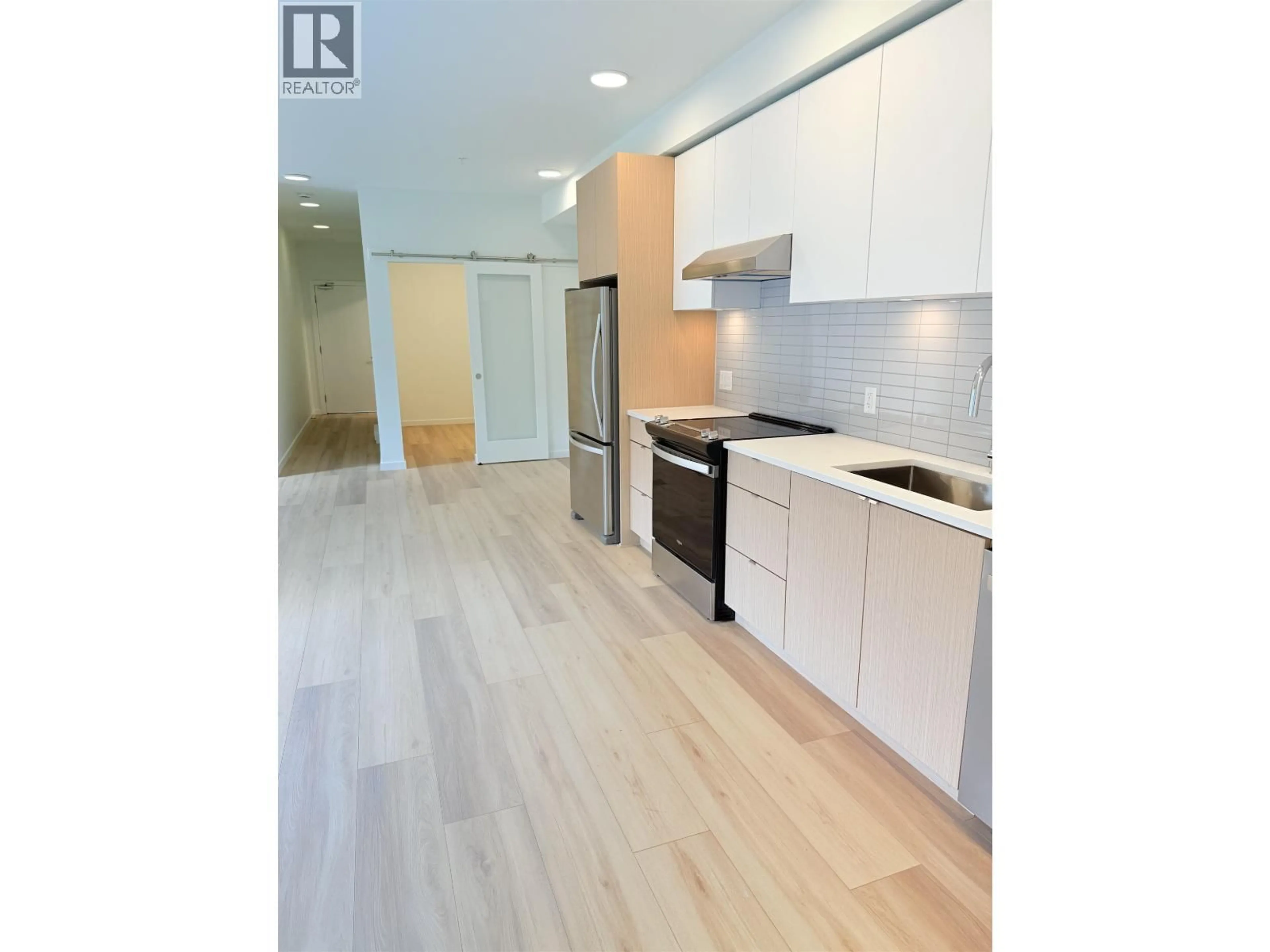 Open concept kitchen, wood/laminate floor for 400 - 37994 SECOND AVENUE, Squamish British Columbia V8B0C4