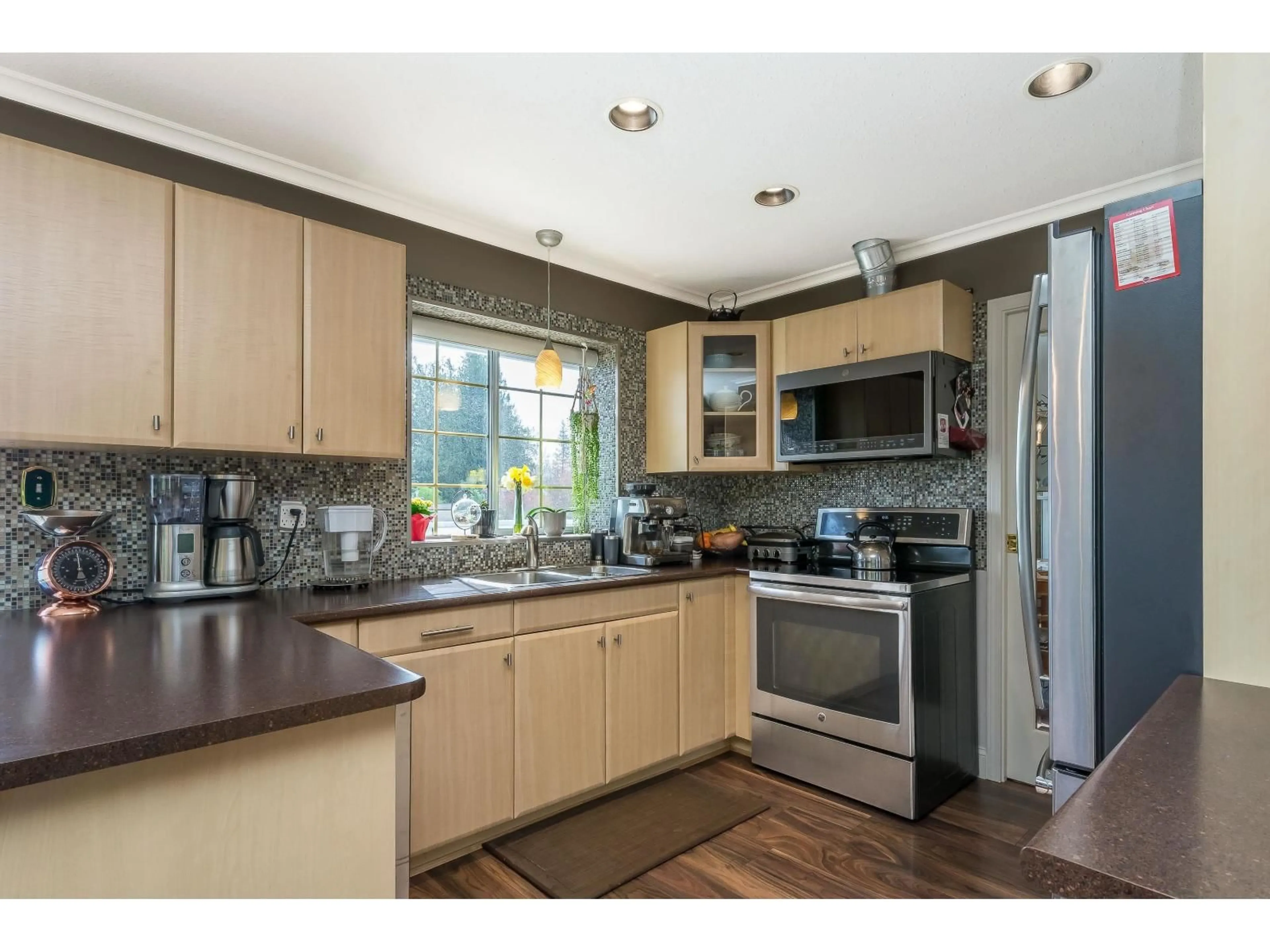 Open concept kitchen, unknown for 2245 FOOTHILLS, Abbotsford British Columbia V3G1E1