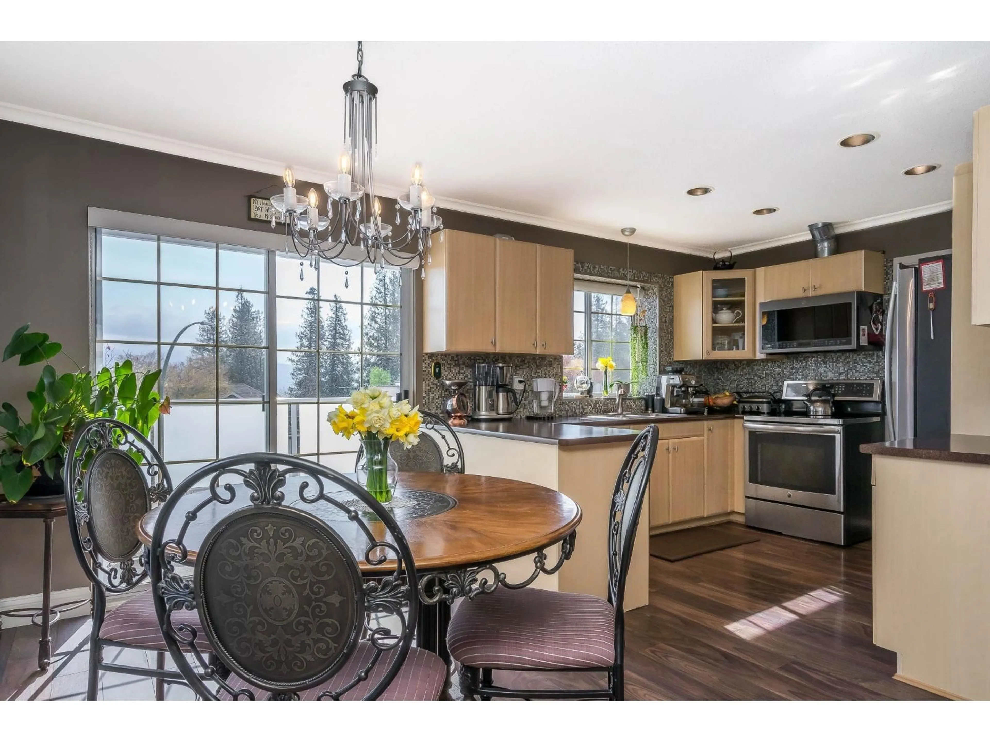 Open concept kitchen, wood/laminate floor for 2245 FOOTHILLS, Abbotsford British Columbia V3G1E1