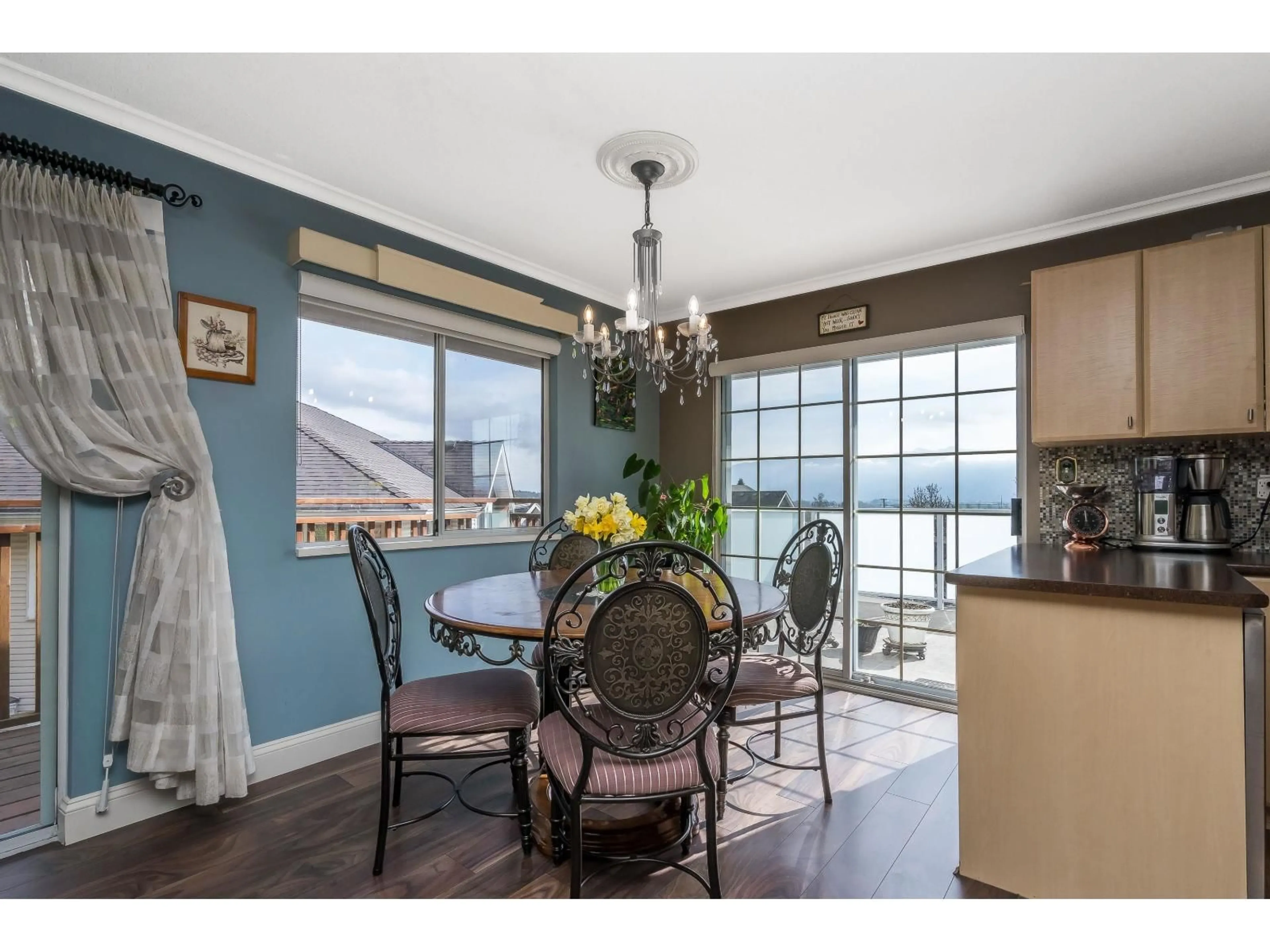 Dining room, wood/laminate floor for 2245 FOOTHILLS, Abbotsford British Columbia V3G1E1