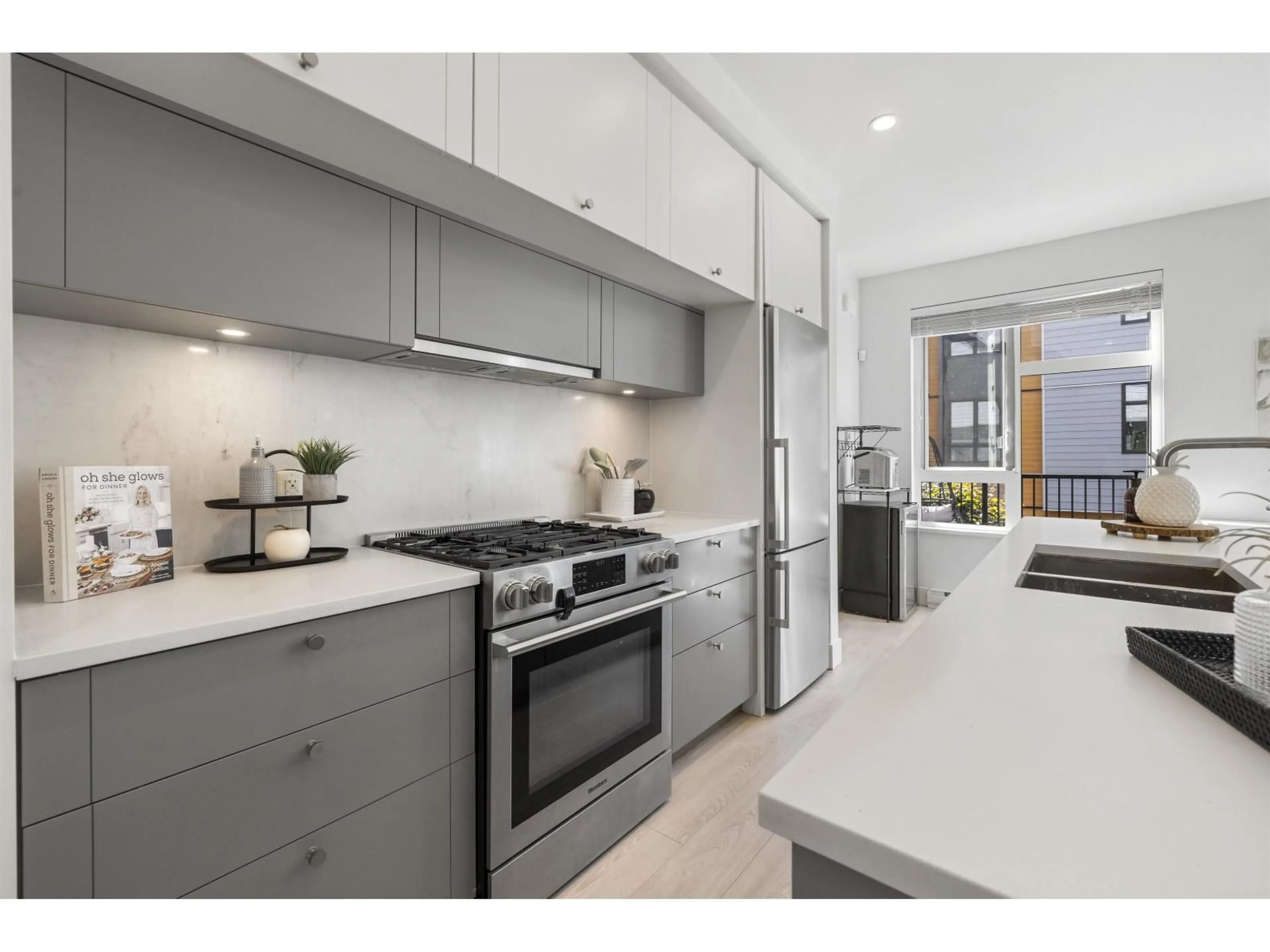 Open concept kitchen, ceramic/tile floor for 42 - 16685 25, Surrey British Columbia V3Z0Z4