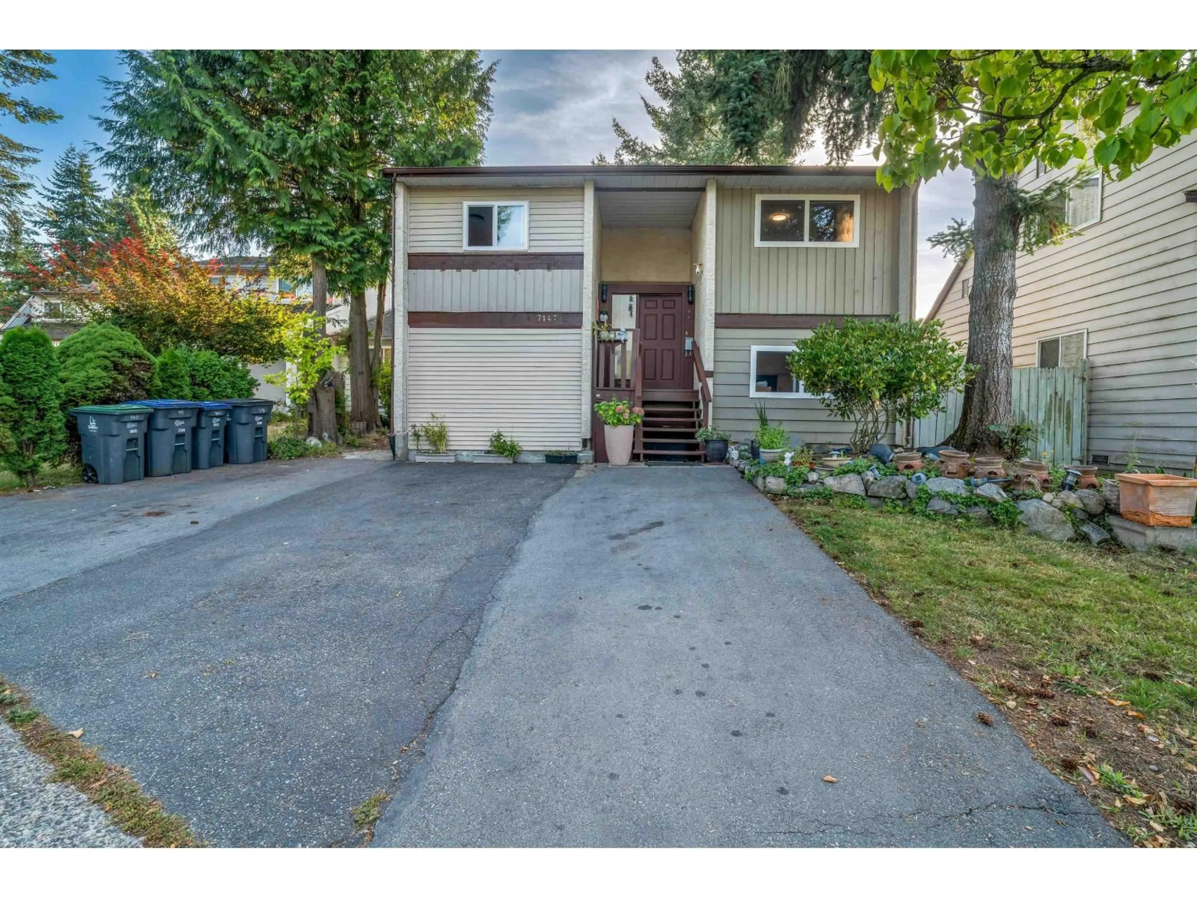 Home with vinyl exterior material, street for 7147 129A, Surrey British Columbia V3W6T4
