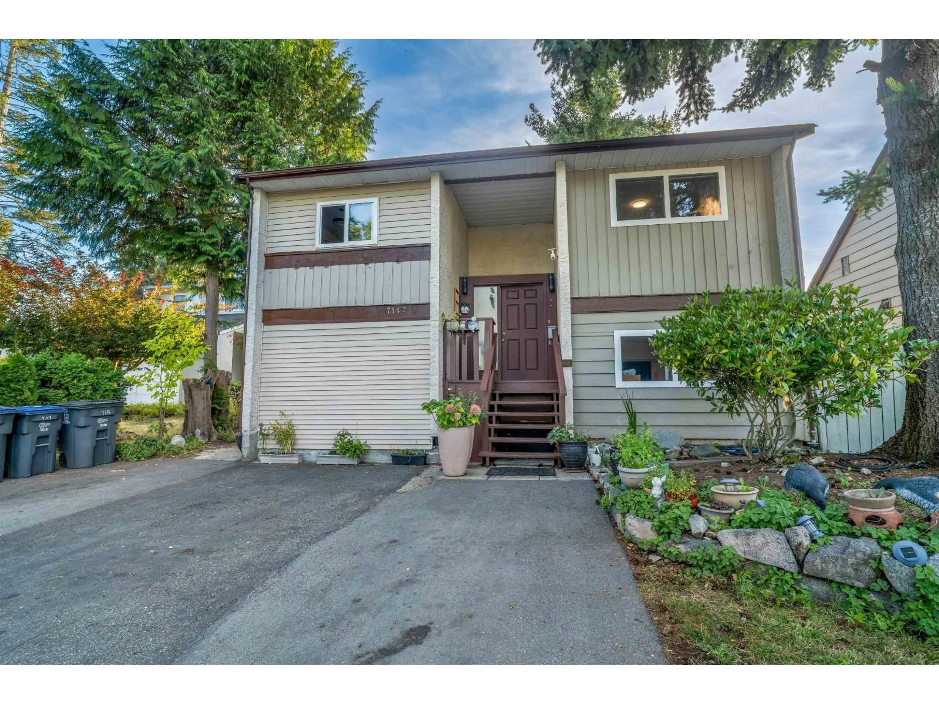 Home with vinyl exterior material, street for 7147 129A, Surrey British Columbia V3W6T4