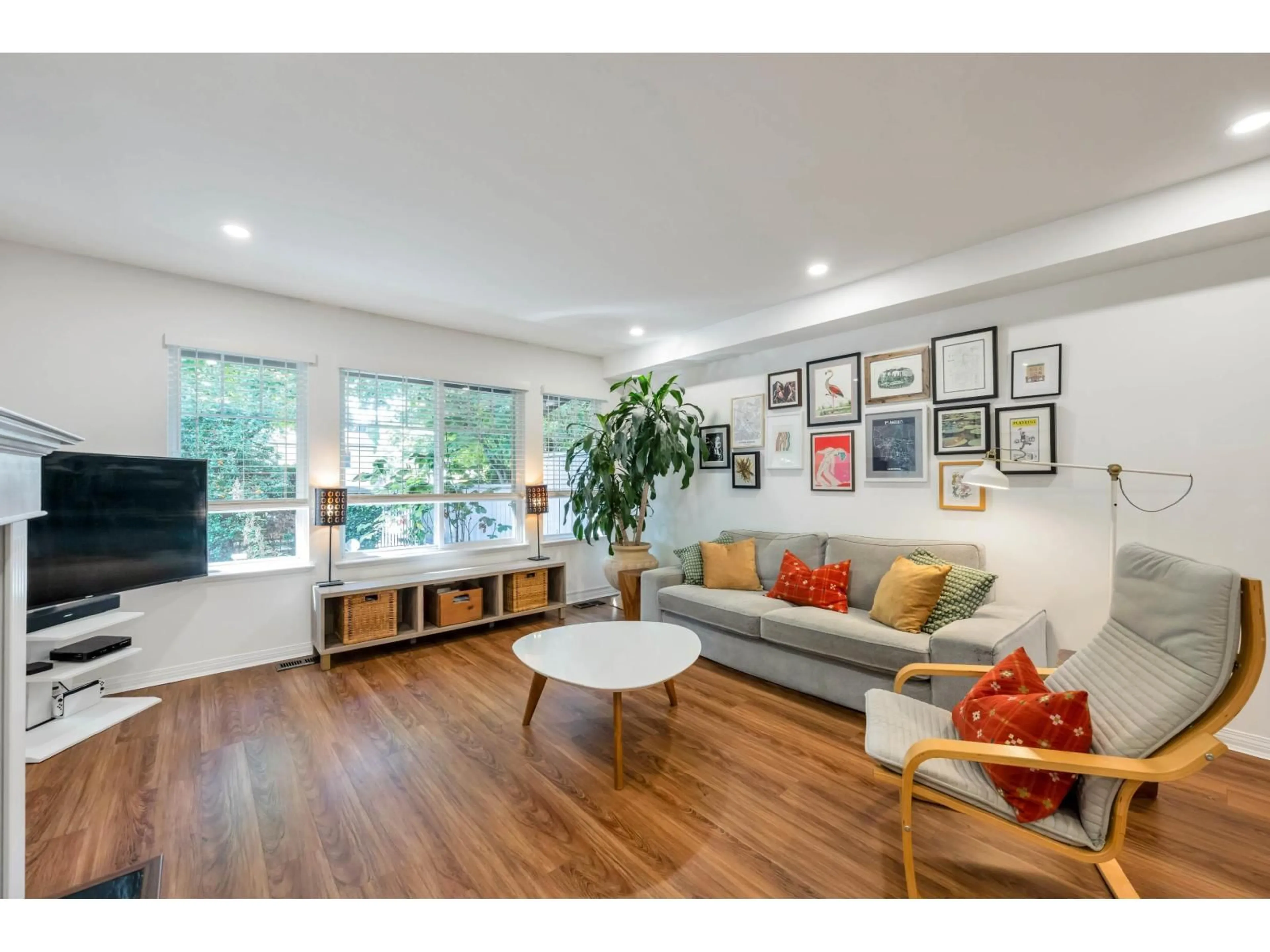 Living room with furniture, wood/laminate floor for 86 - 8888 151, Surrey British Columbia V3R0Z9