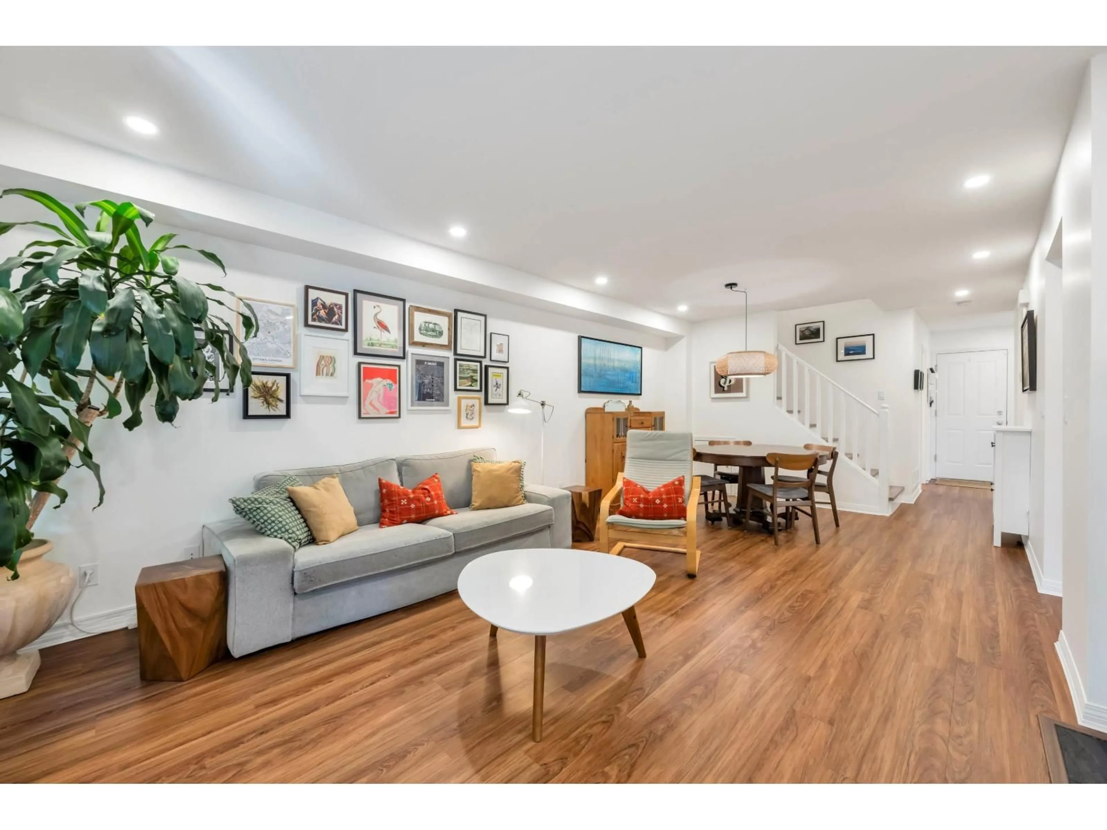 Living room with furniture, wood/laminate floor for 86 - 8888 151, Surrey British Columbia V3R0Z9