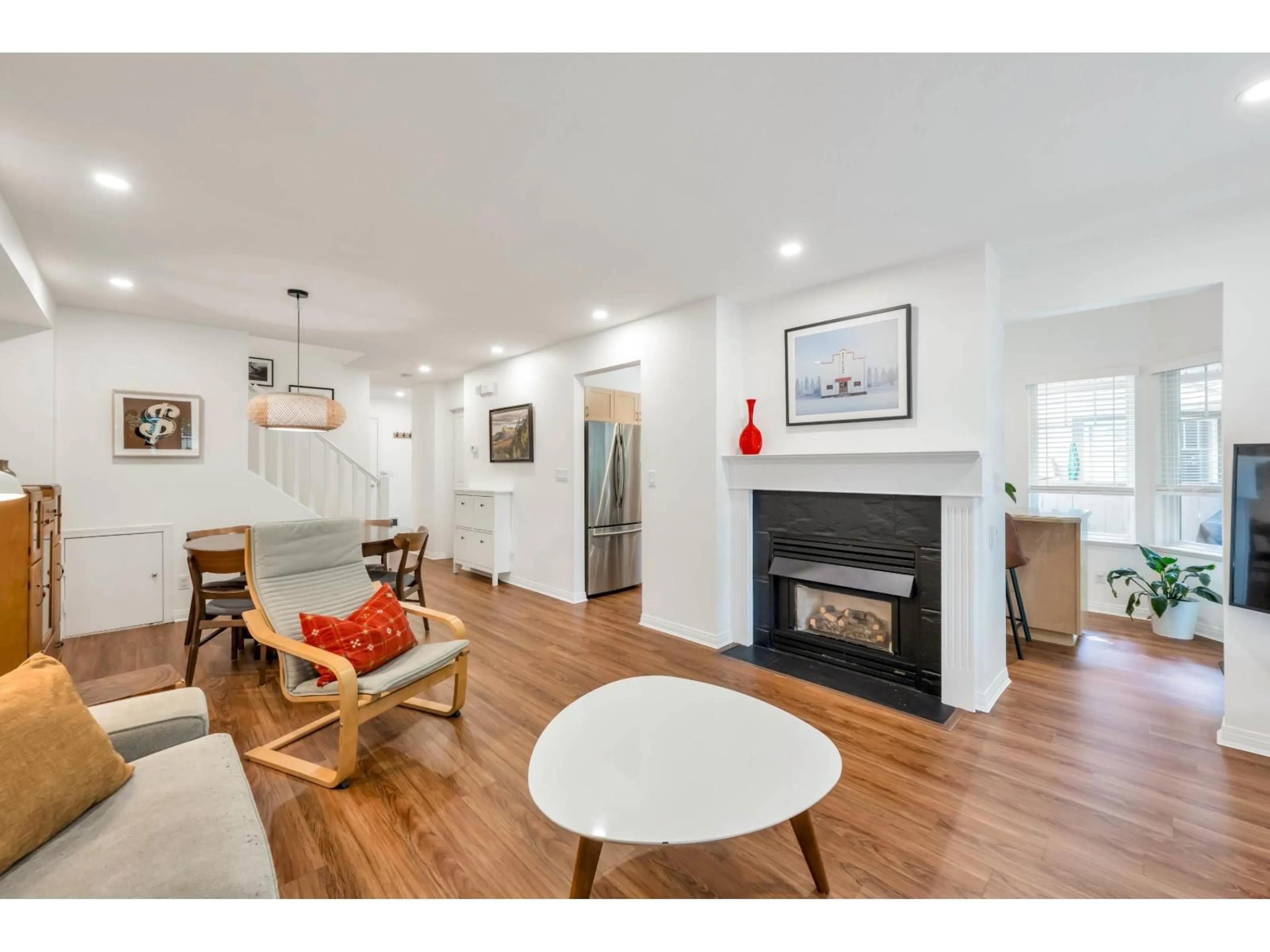 Living room with furniture, wood/laminate floor for 86 - 8888 151, Surrey British Columbia V3R0Z9