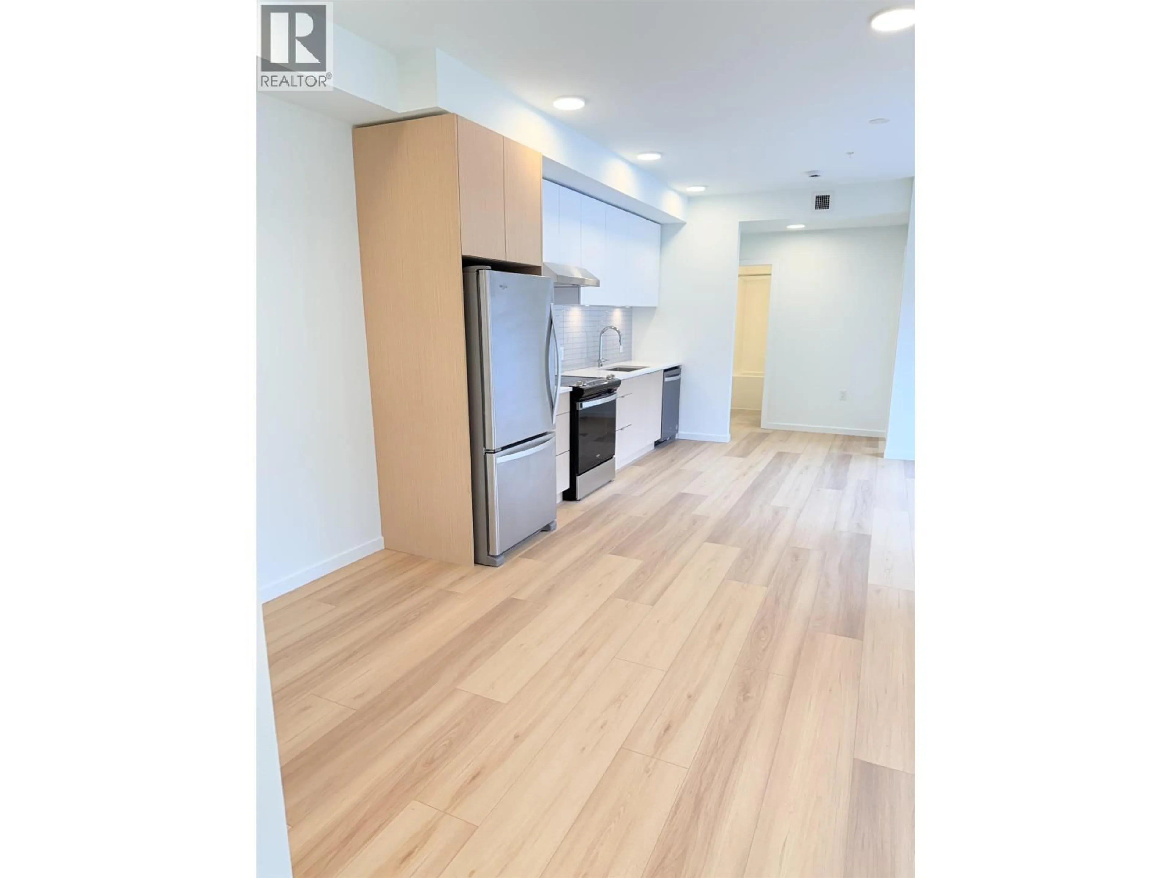 Open concept kitchen, wood/laminate floor for 500 - 37994 2ND AVENUE, Squamish British Columbia V8B0C4