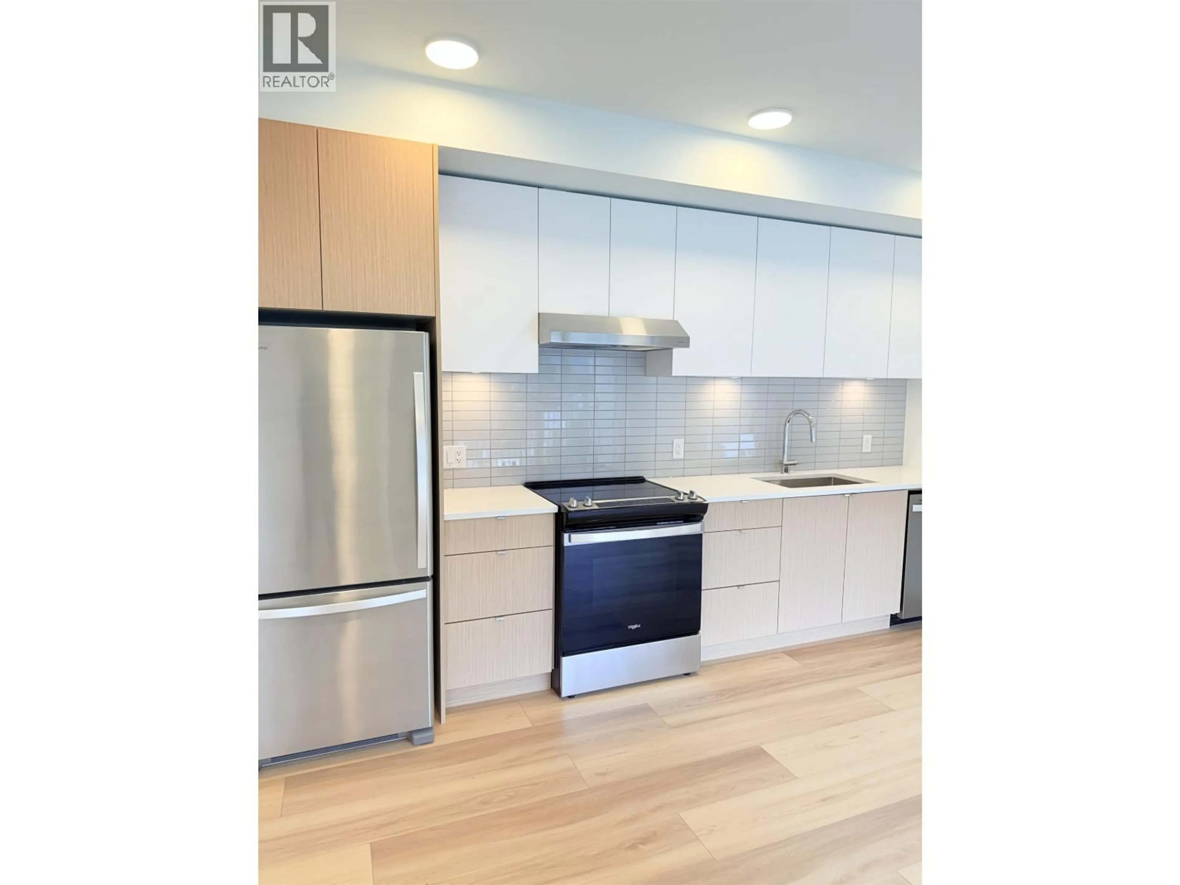 Open concept kitchen, wood/laminate floor for 500 - 37994 2ND AVENUE, Squamish British Columbia V8B0C4