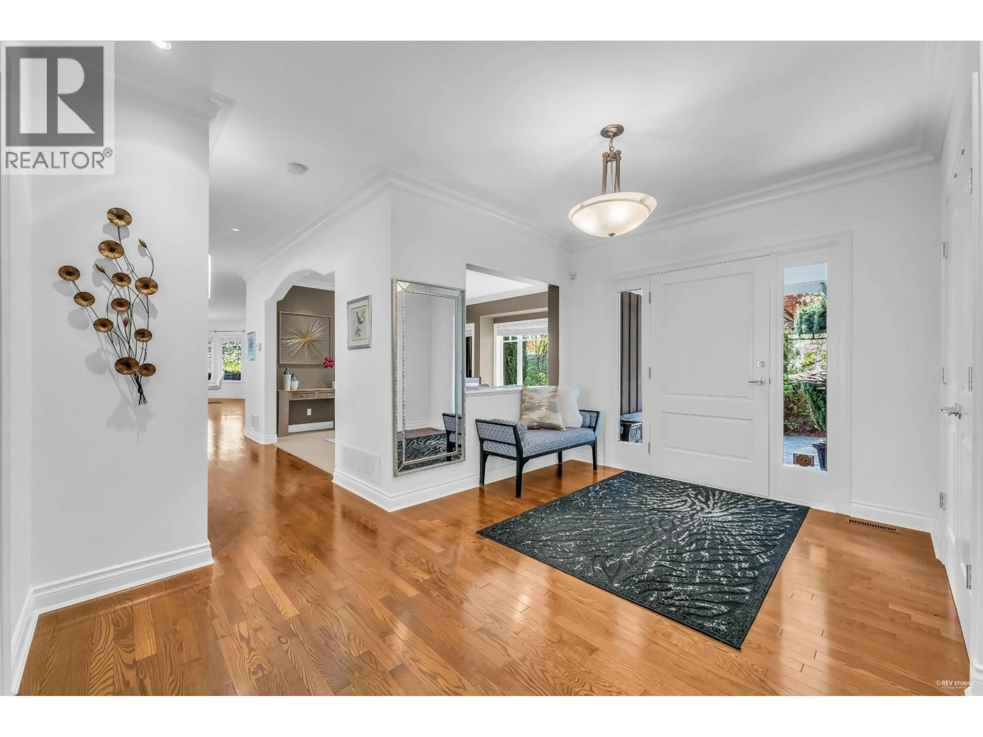 Indoor entryway for 4683 DECOURCY COURT, West Vancouver British Columbia V7W3J5