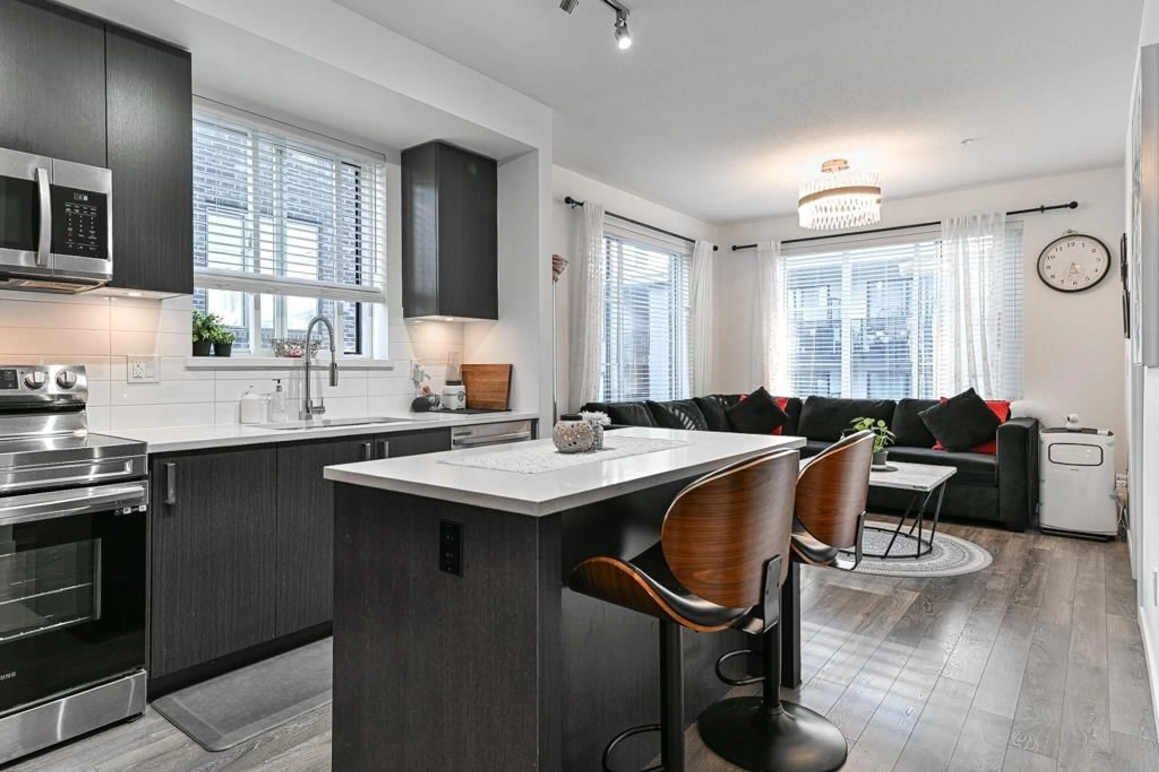 Open concept kitchen, ceramic/tile floor for 406 - 15815 85, Surrey British Columbia V4N6X5