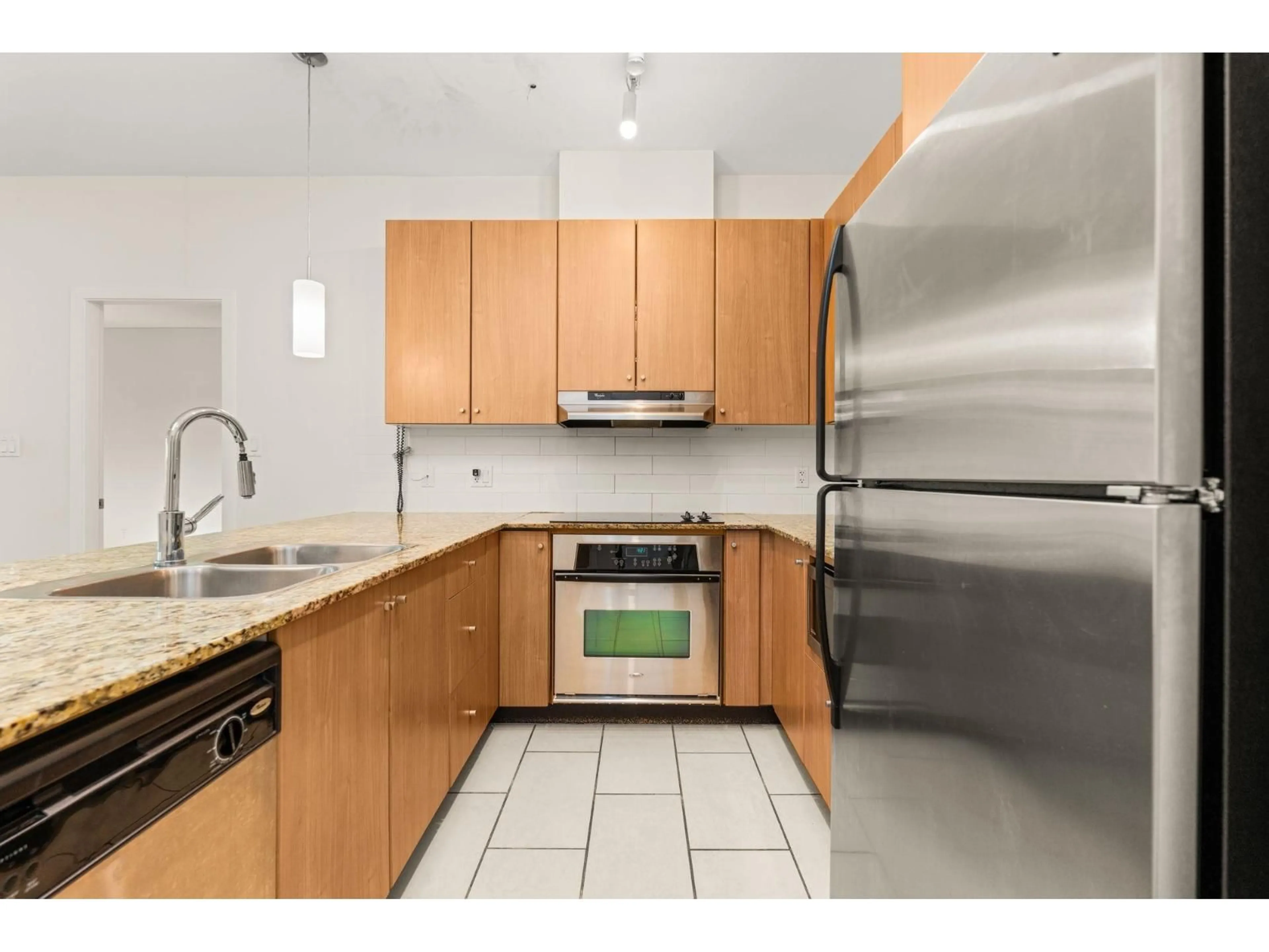 Standard kitchen, unknown for 218 - 15322 101, Surrey British Columbia V3R4G9