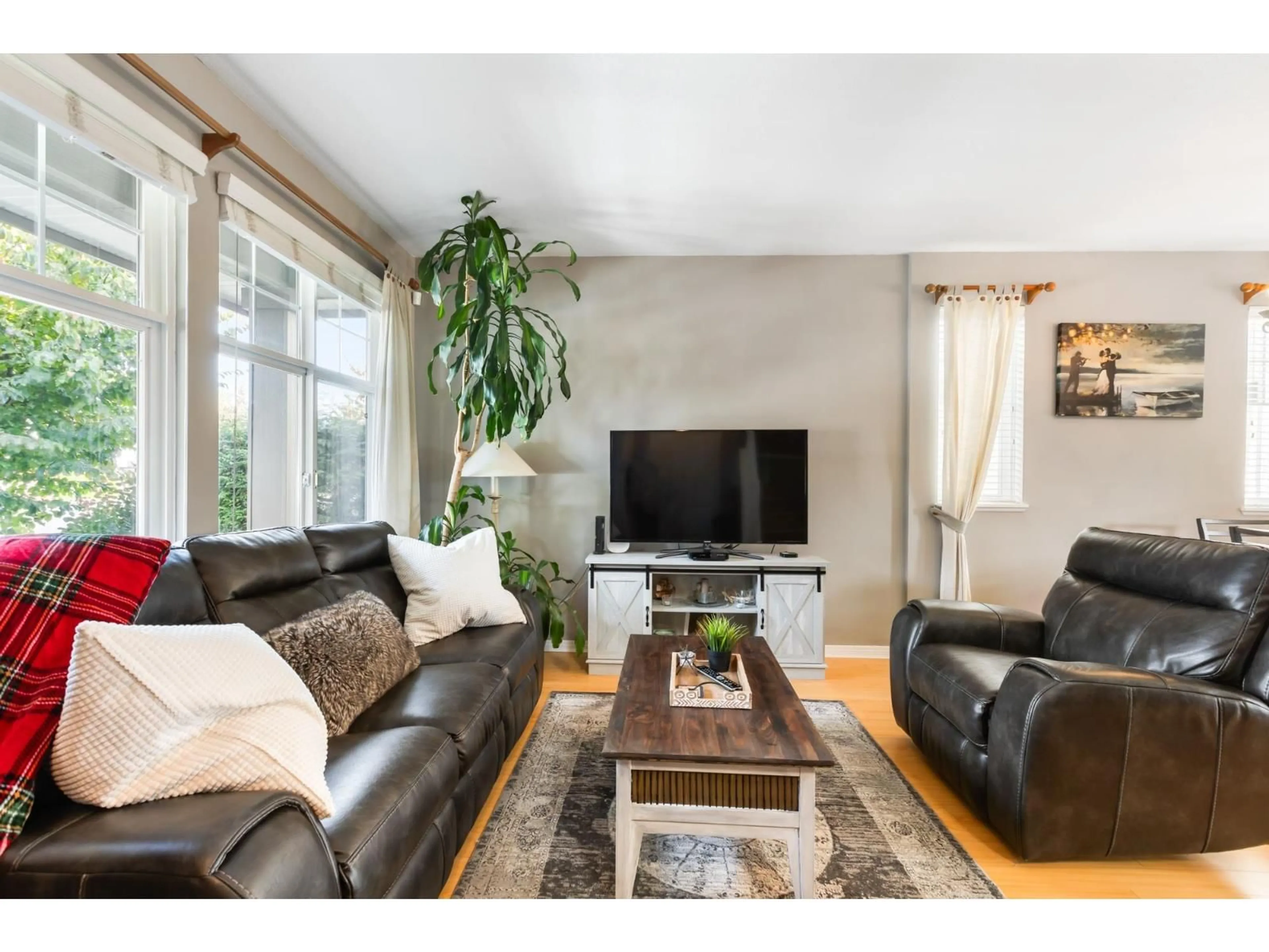 Living room with furniture, wood/laminate floor for 14876 56A, Surrey British Columbia V3S8X1