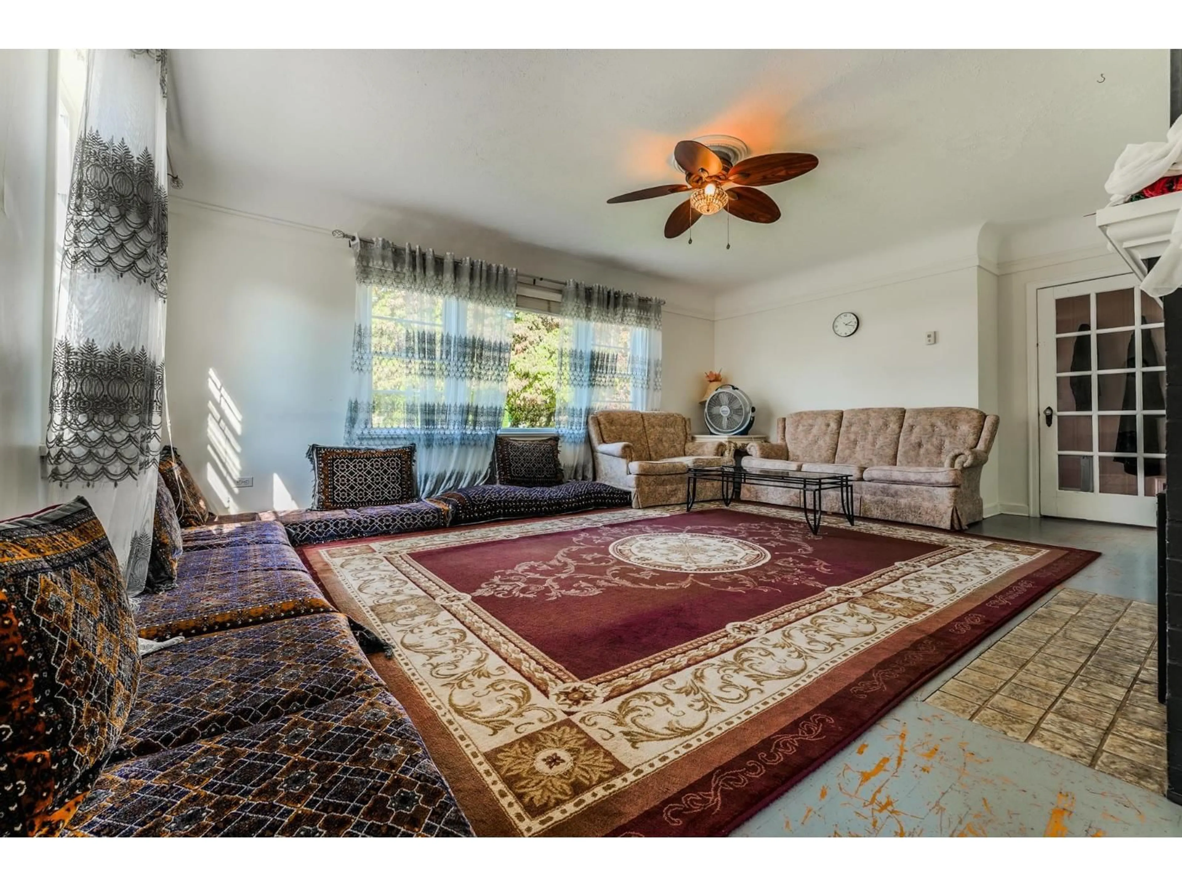 Living room with furniture, carpet floor for 46220 MAPLE AVENUE, Chilliwack British Columbia V2P2J4