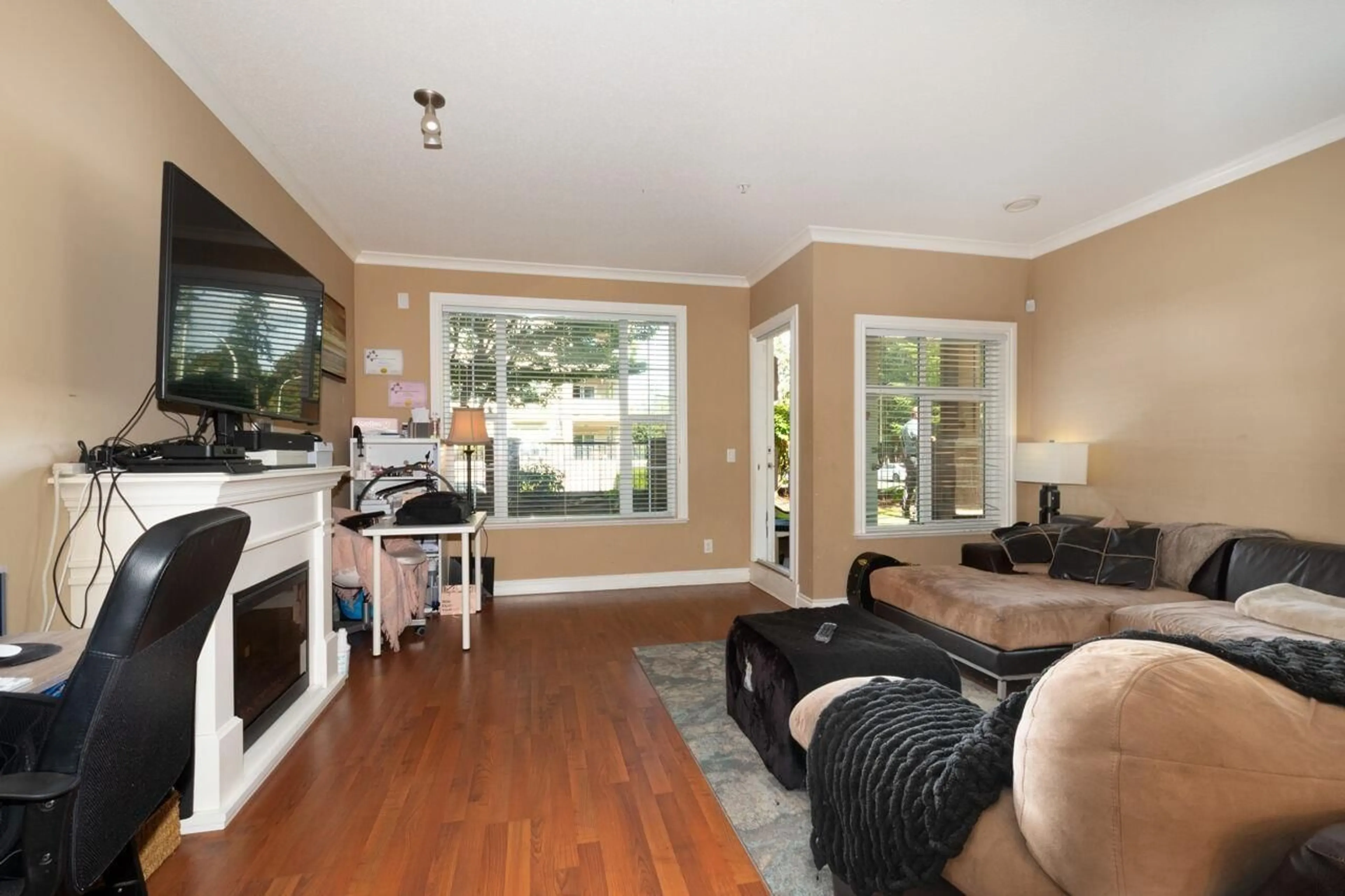 Living room with furniture, wood/laminate floor for 101 - 20286 53A, Langley British Columbia V3A0A8