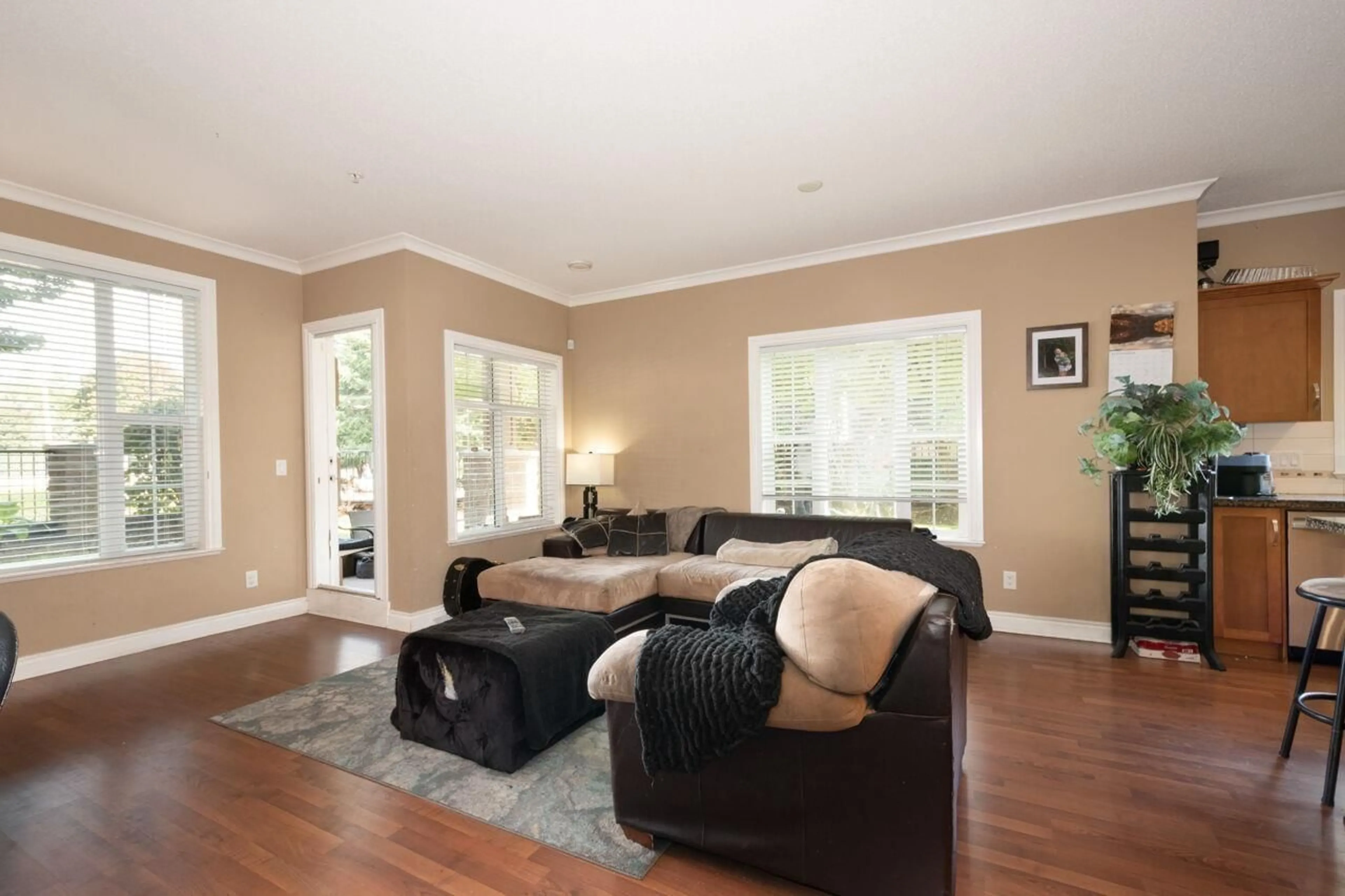 Living room with furniture, wood/laminate floor for 101 - 20286 53A, Langley British Columbia V3A0A8