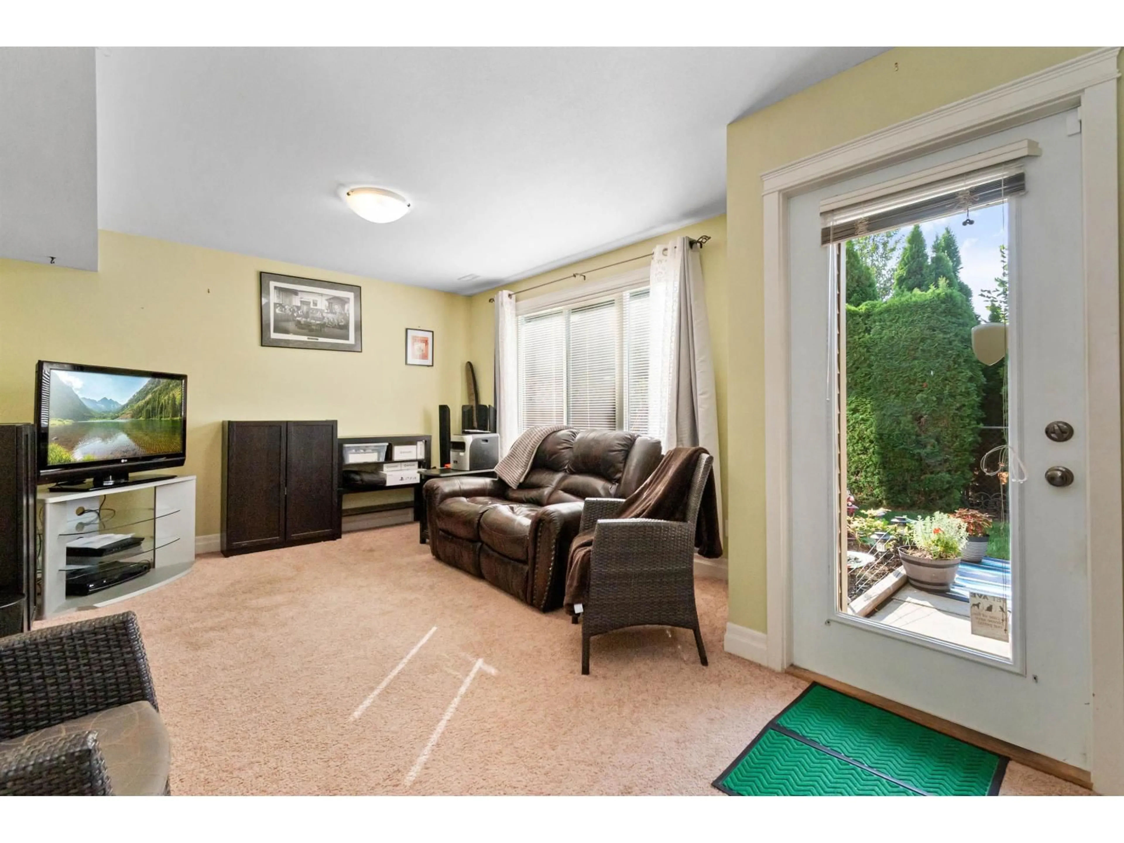 Living room with furniture, unknown for 12 - 8945 BROADWAY STREET, Chilliwack British Columbia V2P0A7