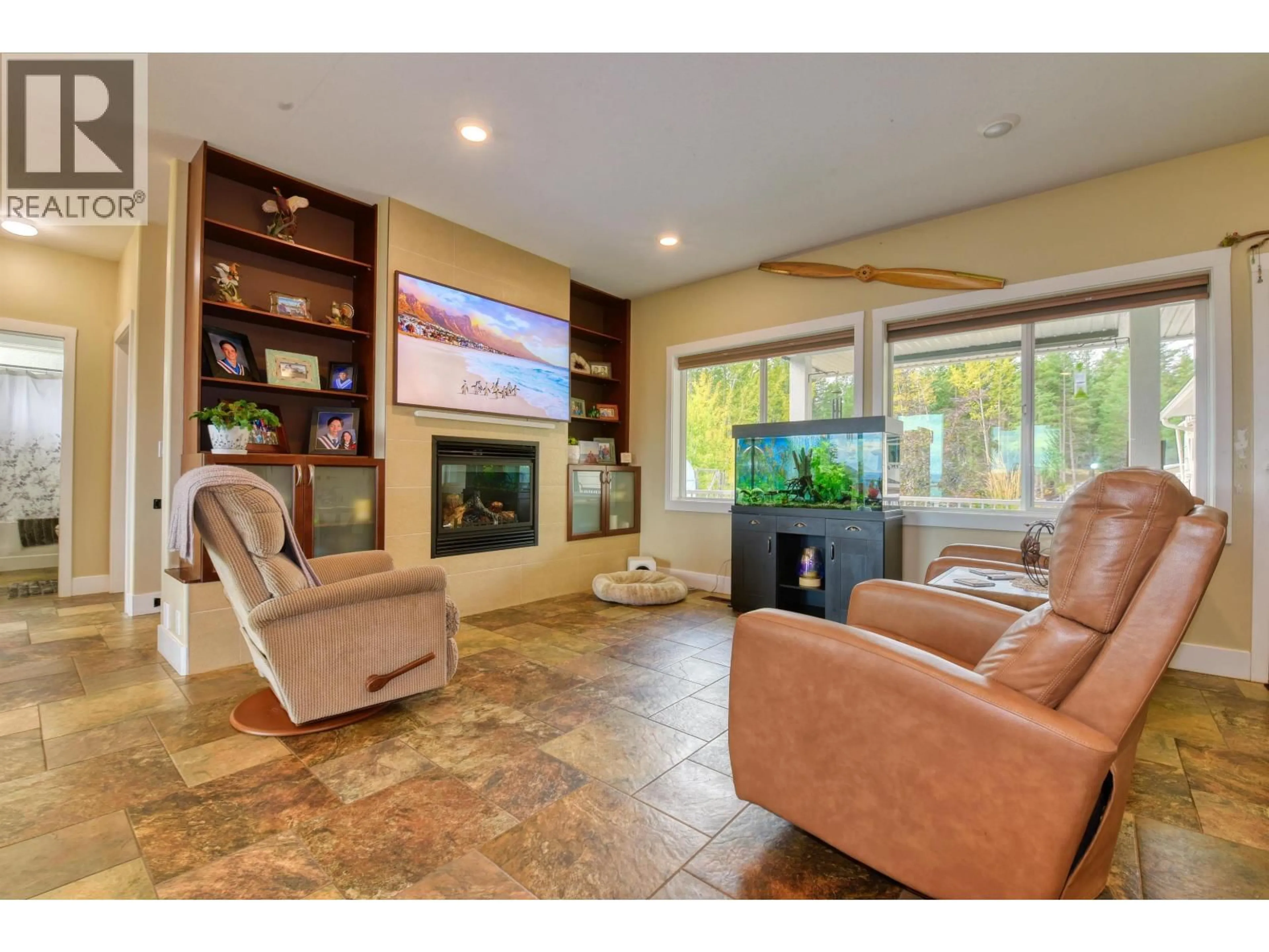 Living room with furniture, ceramic/tile floor for 266 WOODLAND DRIVE, Williams Lake British Columbia V2G4P9