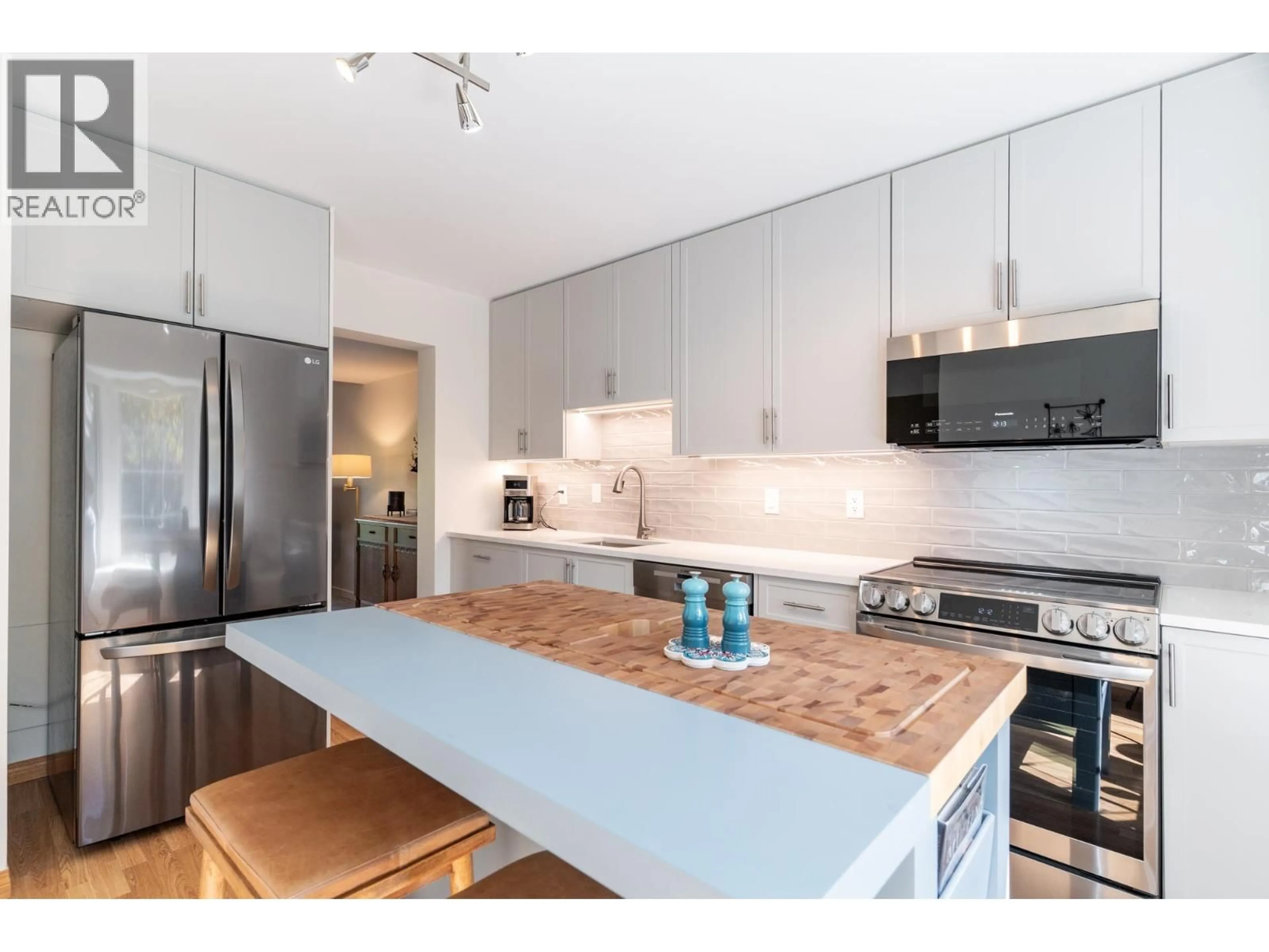 Open concept kitchen, wood/laminate floor for 41 - 8111 SAUNDERS ROAD, Richmond British Columbia V7A4L9