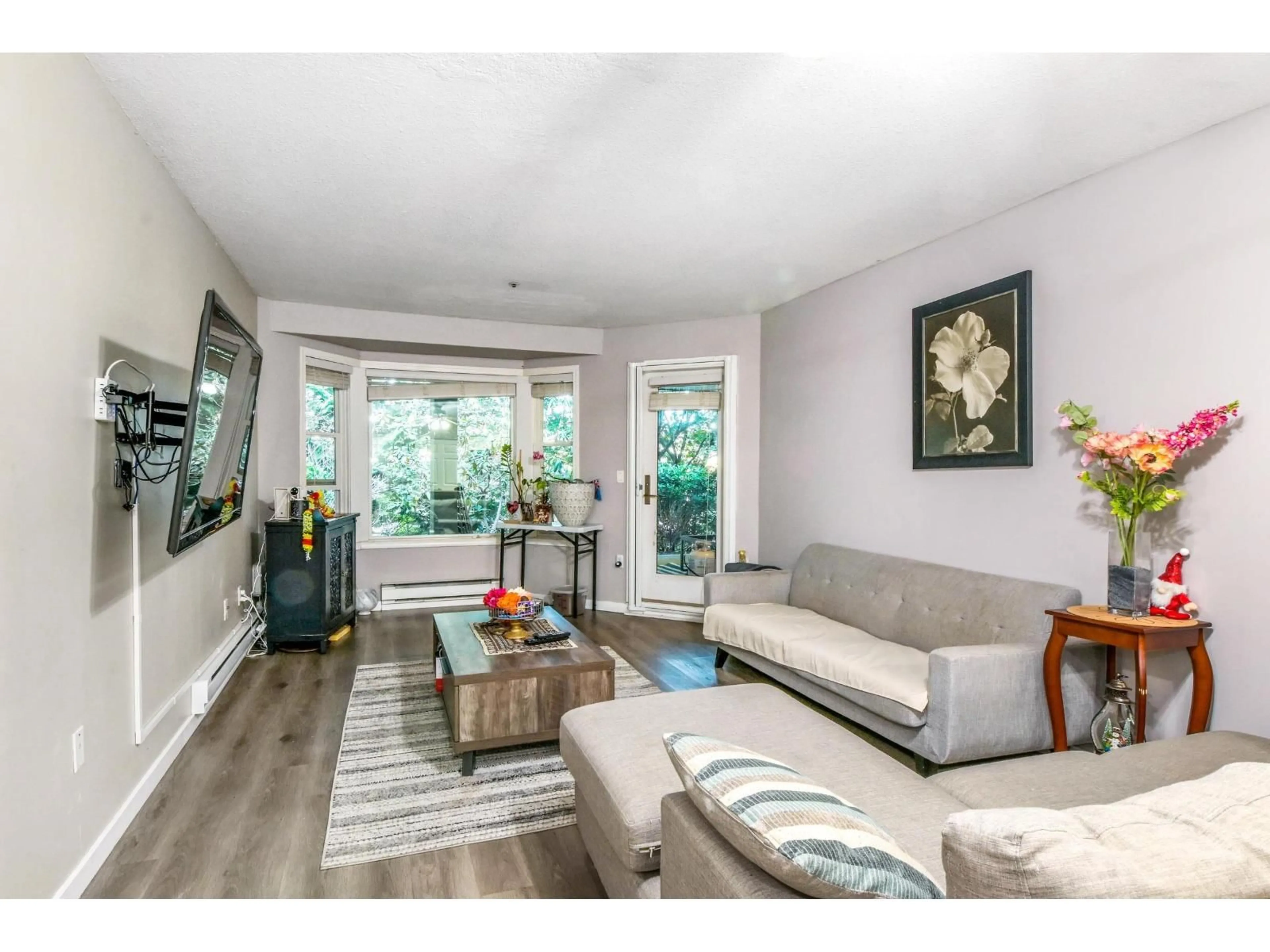 Living room with furniture, wood/laminate floor for 104 - 2700 MCCALLUM, Abbotsford British Columbia V2S6X9