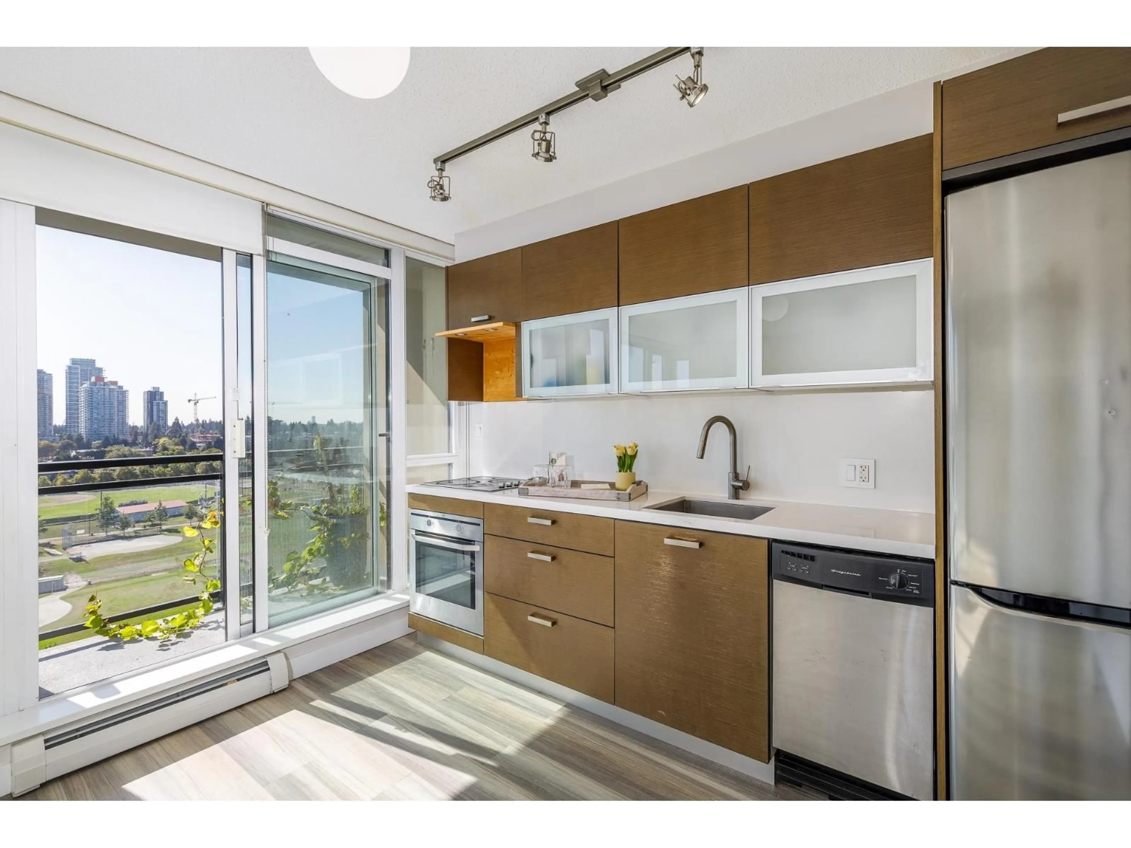 Standard kitchen, wood/laminate floor for 1603 - 10777 UNIVERSITY, Surrey British Columbia V3T0E6