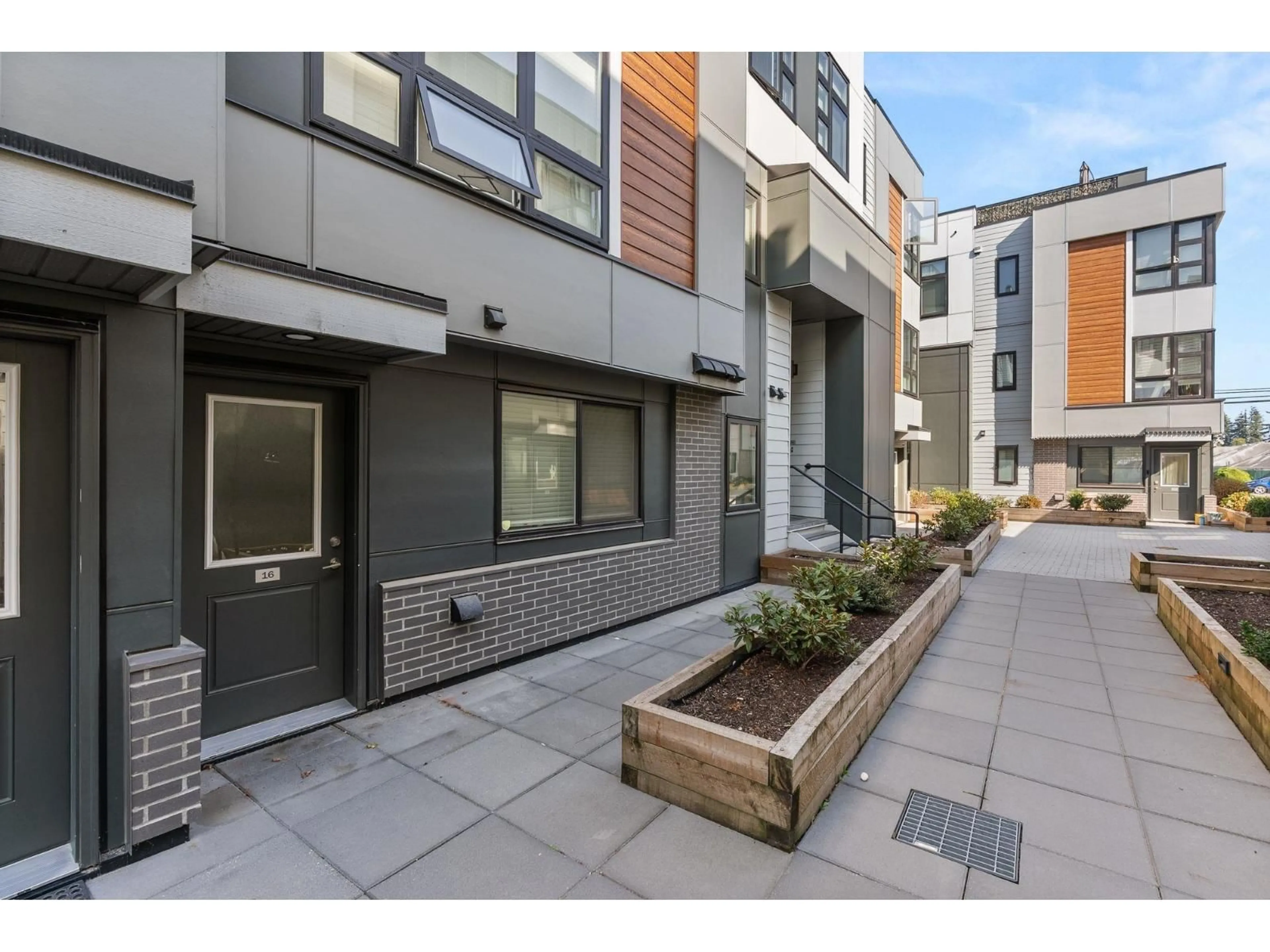 Patio, street for 16 - 1419 MCCALLUM, Abbotsford British Columbia V2S0N1