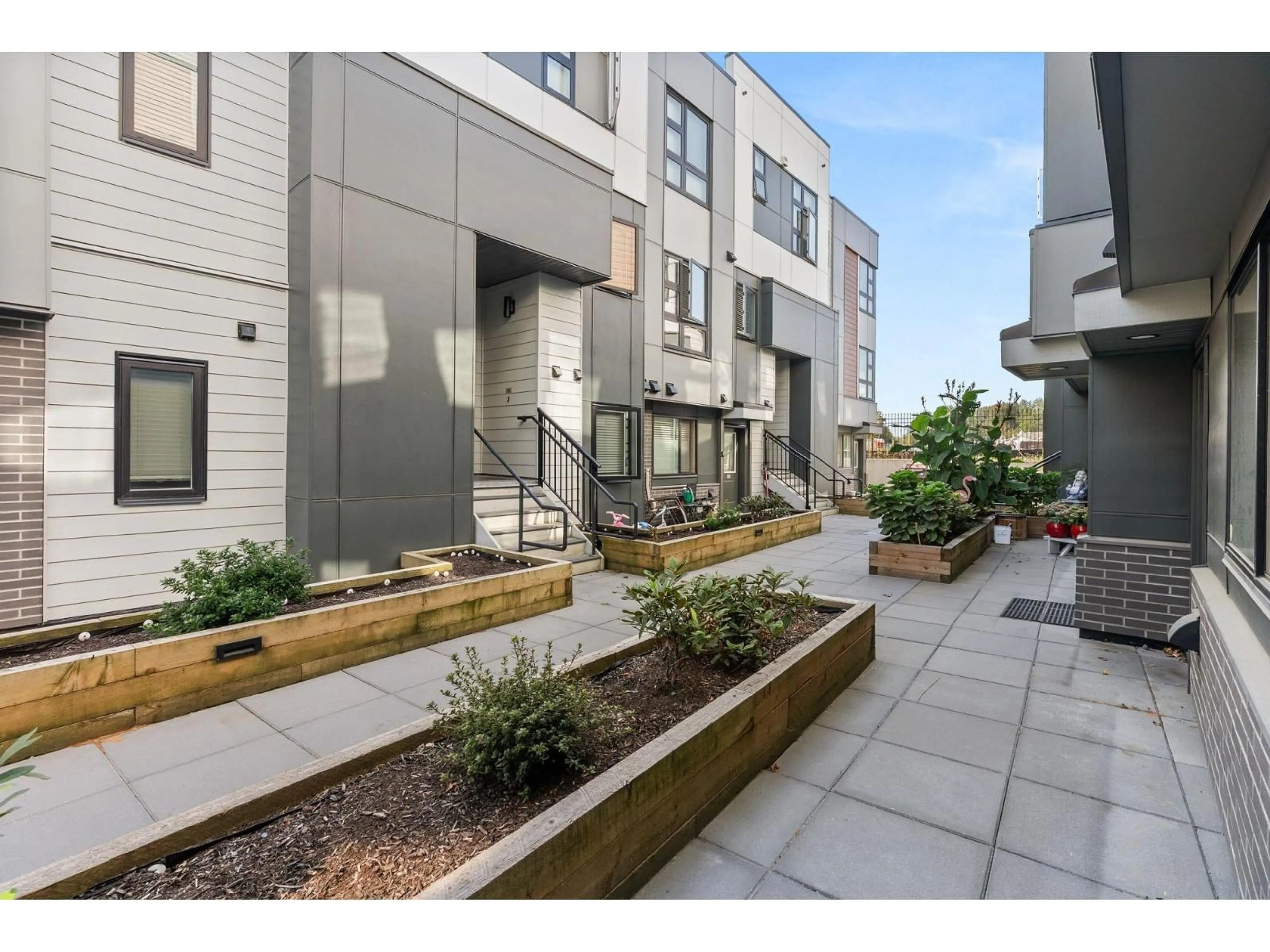Patio, street for 16 - 1419 MCCALLUM, Abbotsford British Columbia V2S0N1