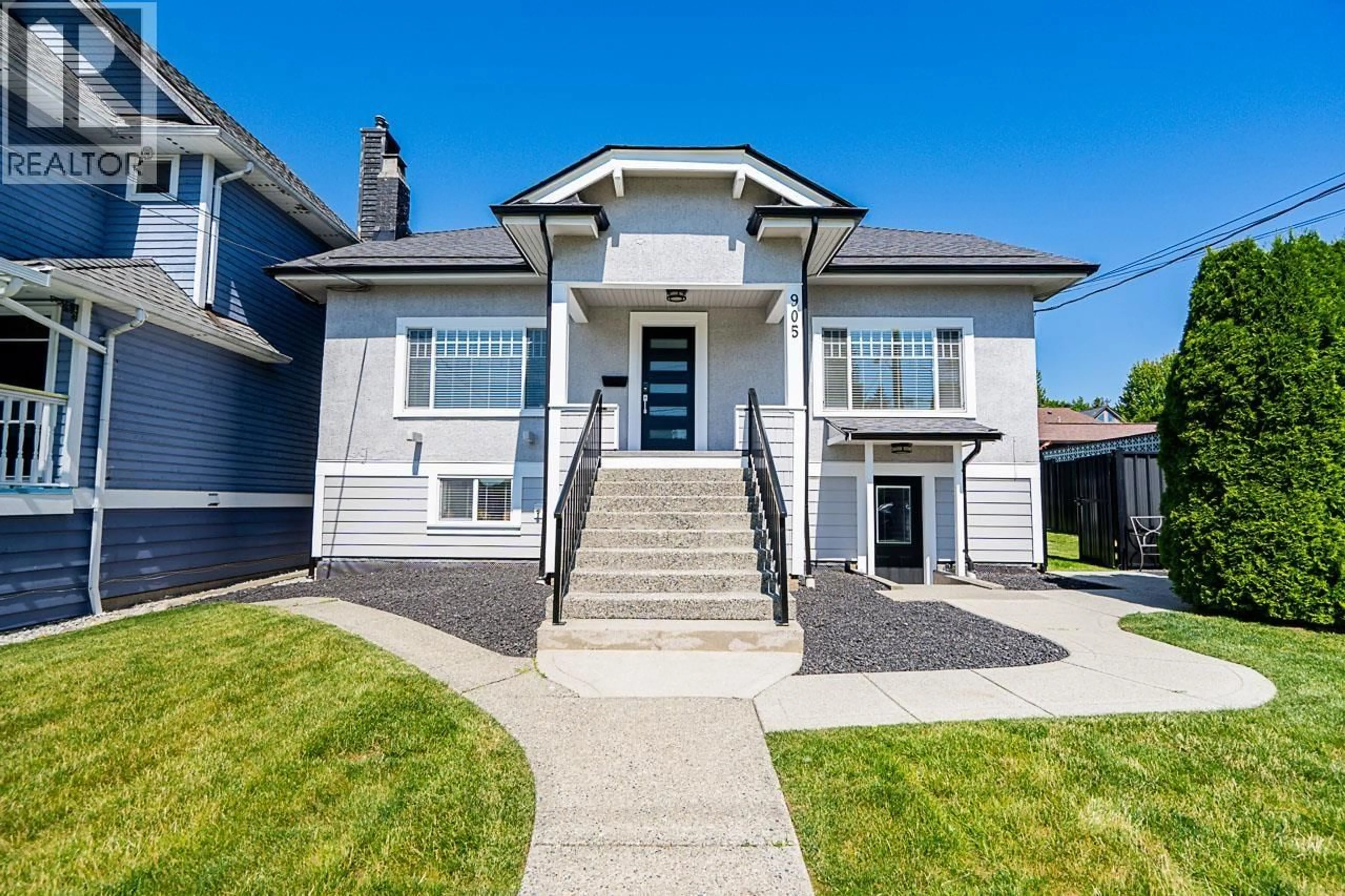 Home with vinyl exterior material, street for 905 EDINBURGH STREET, New Westminster British Columbia V3M2V2