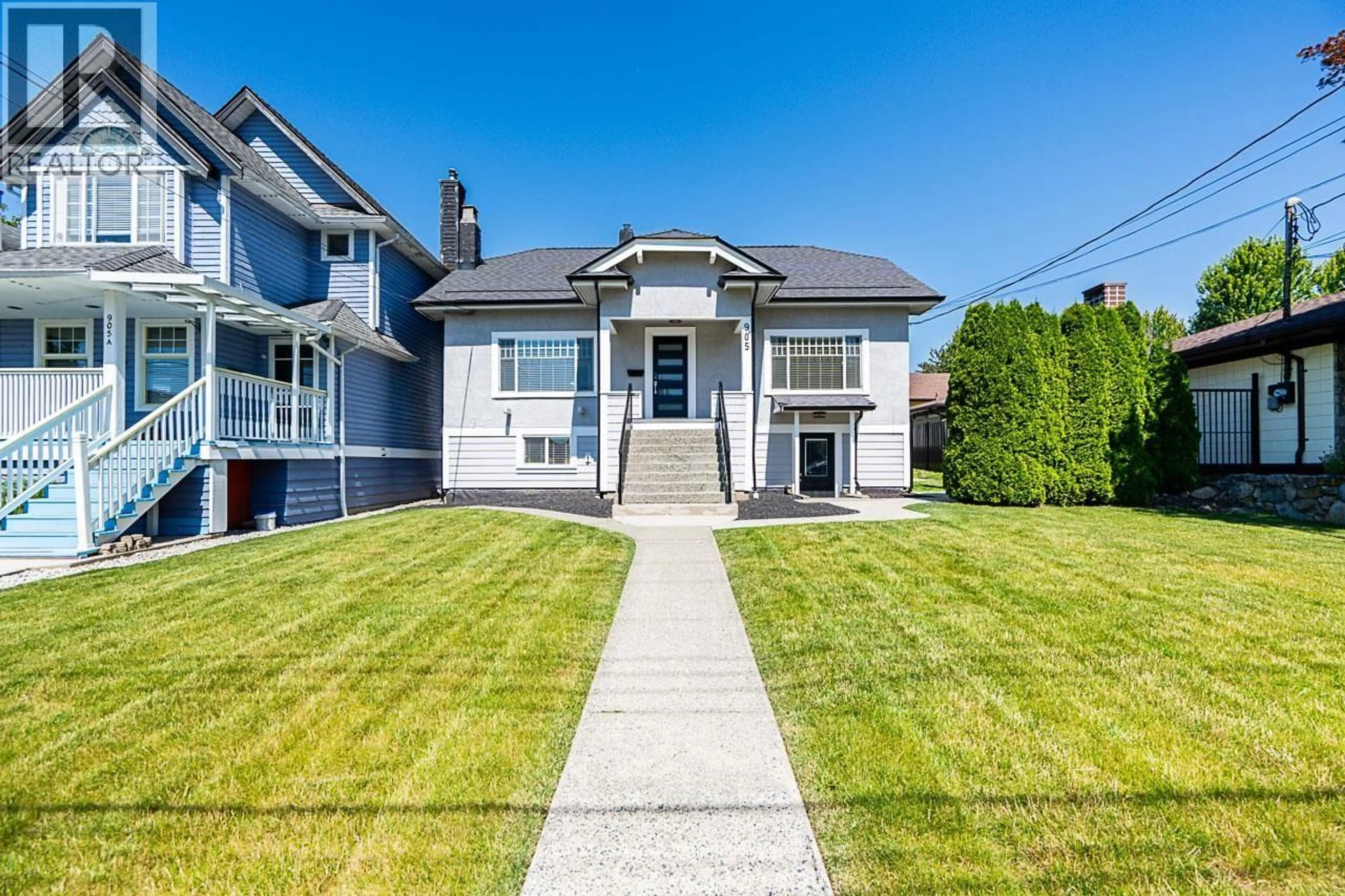 Home with vinyl exterior material, street for 905 EDINBURGH STREET, New Westminster British Columbia V3M2V2