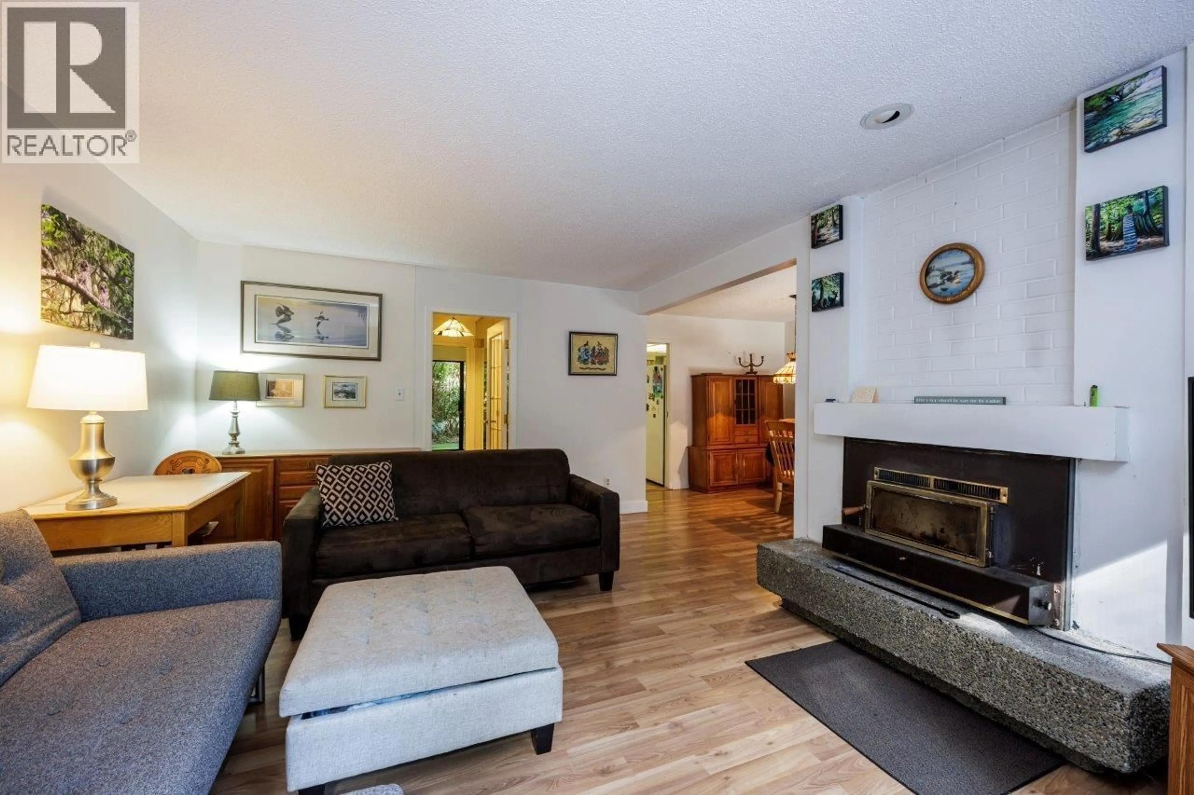 Living room with furniture, wood/laminate floor for 873 HENDECOURT ROAD, North Vancouver British Columbia V7K2X5