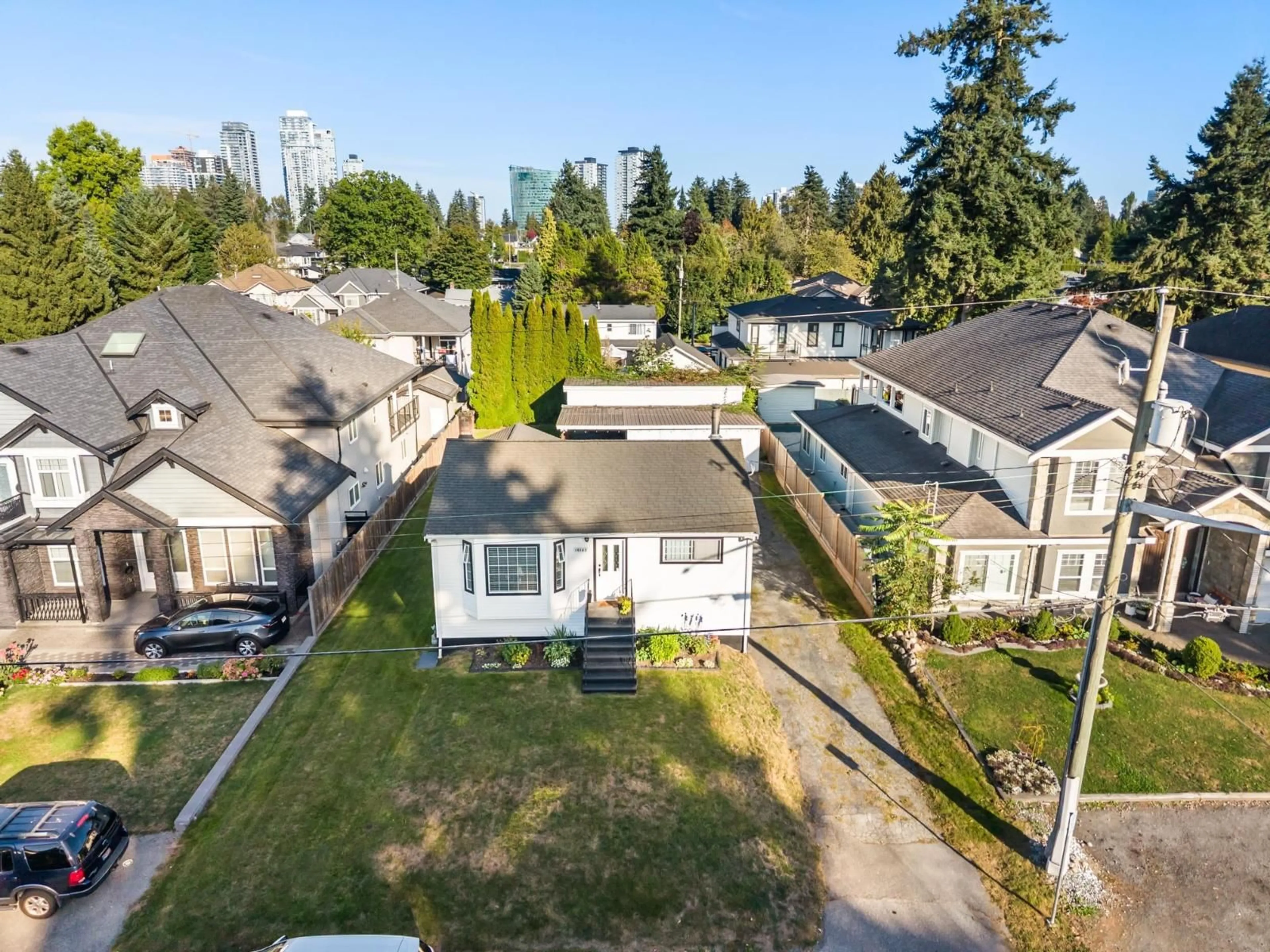 A pic from outside/outdoor area/front of a property/back of a property/a pic from drone, street for 10142 128A, Surrey British Columbia V3T3E6