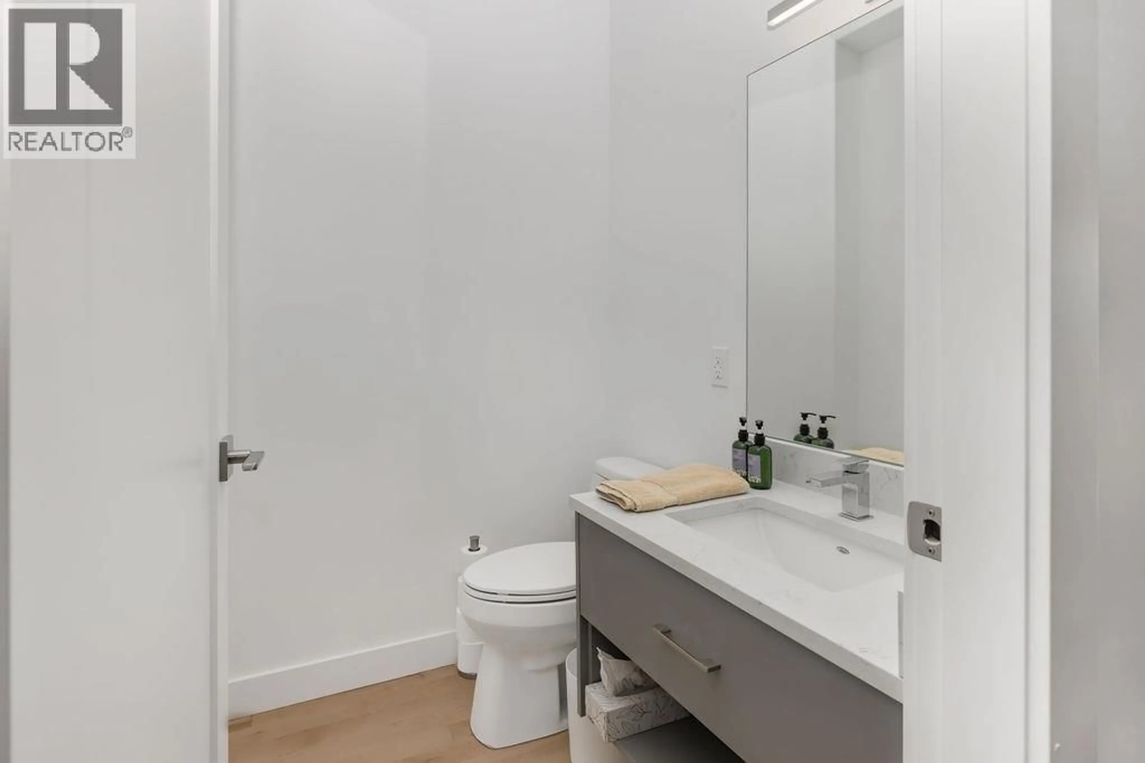 Standard bathroom, unknown for 1829 NORTH ROAD, Gibsons British Columbia V0N1V1
