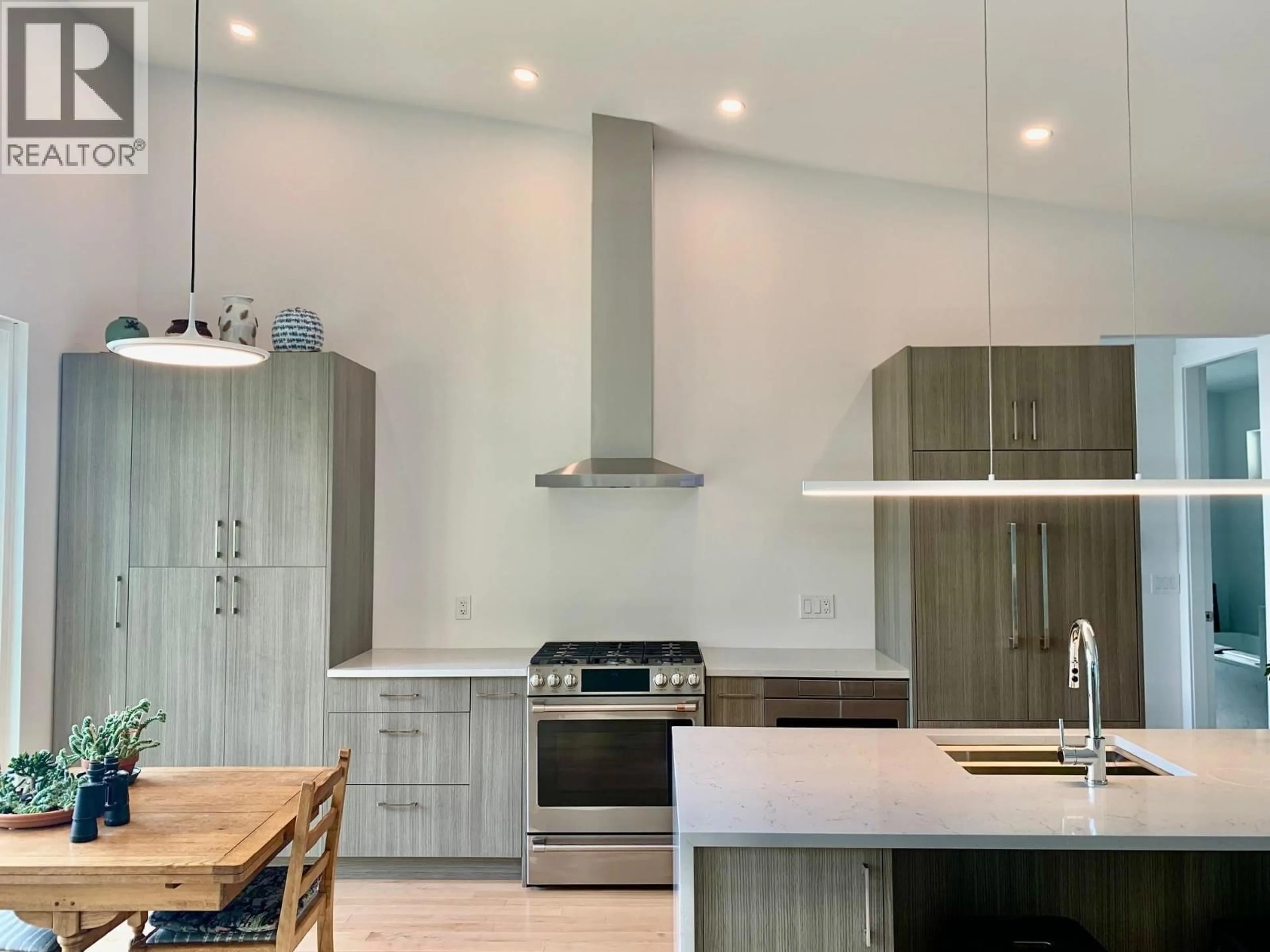 Contemporary kitchen, unknown for 1829 NORTH ROAD, Gibsons British Columbia V0N1V1