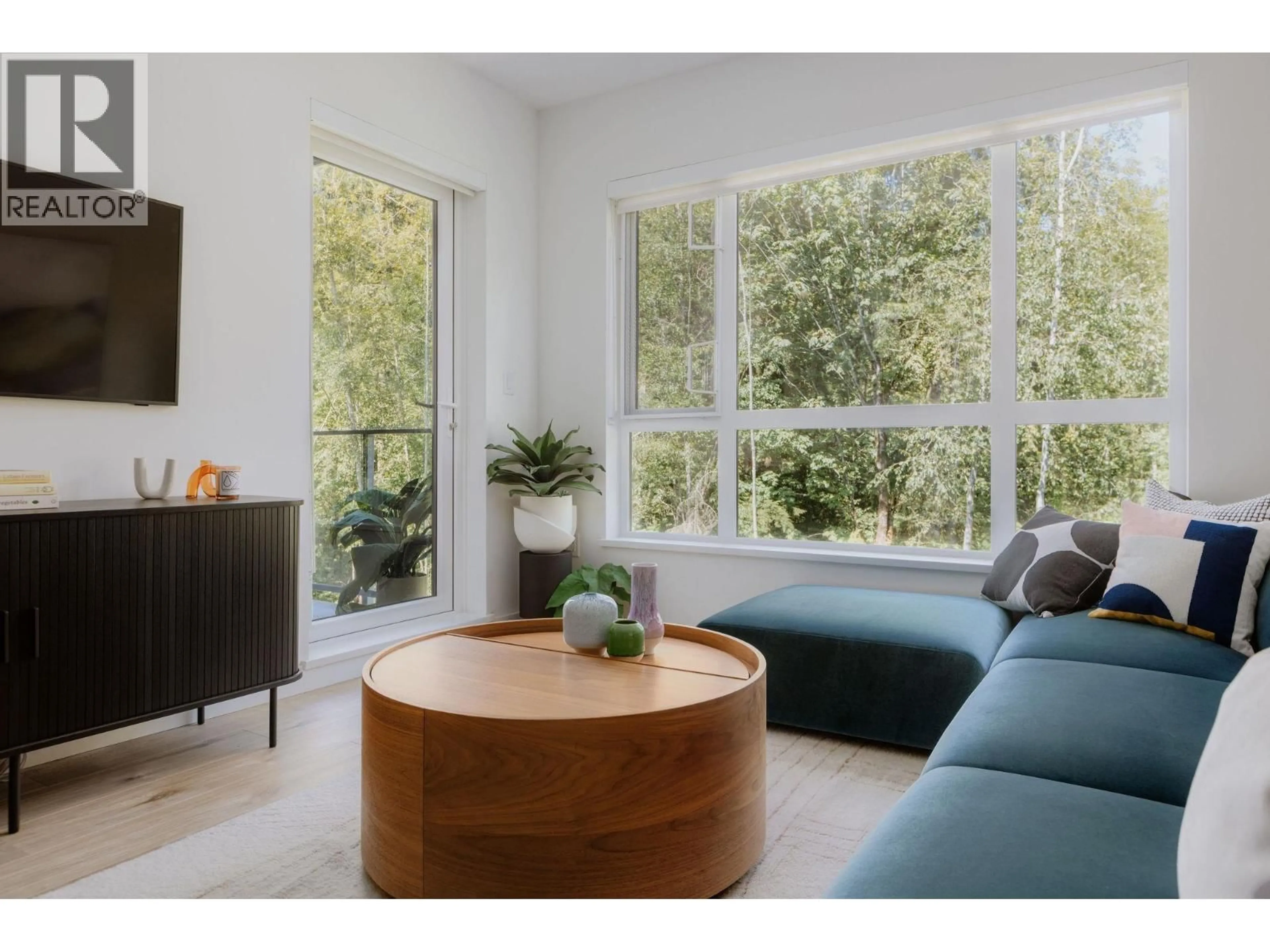 Living room with furniture, wood/laminate floor for 615 - 3594 MALSUM DRIVE, North Vancouver British Columbia V7G0B4
