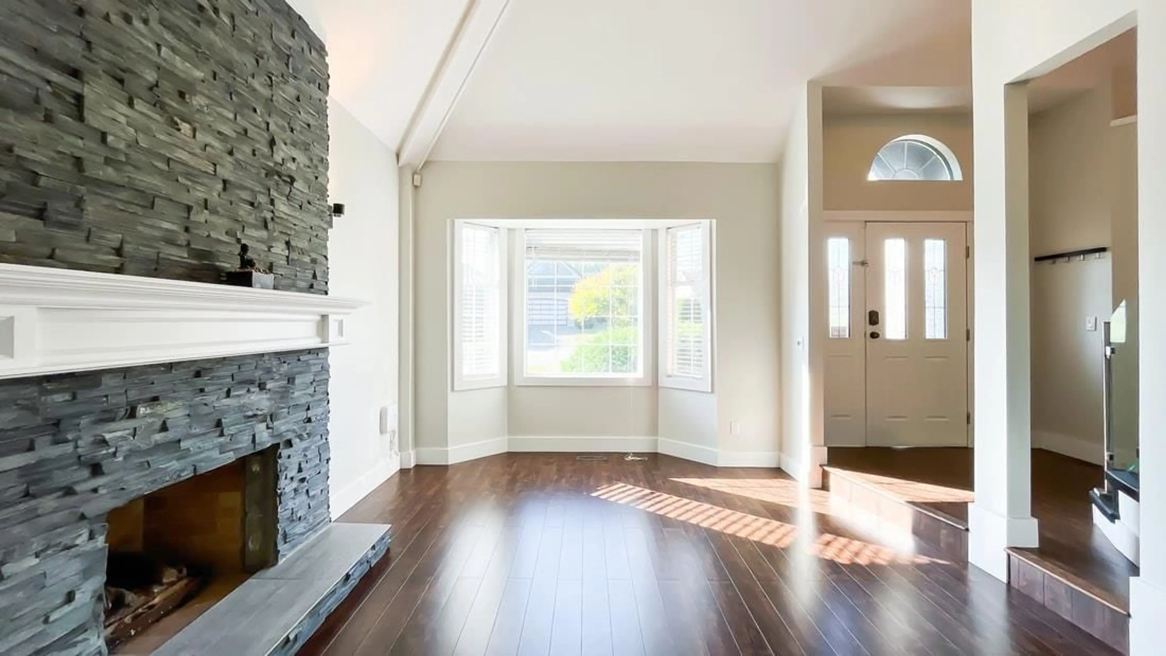 Indoor entryway for 16275 87, Surrey British Columbia V4N1B7