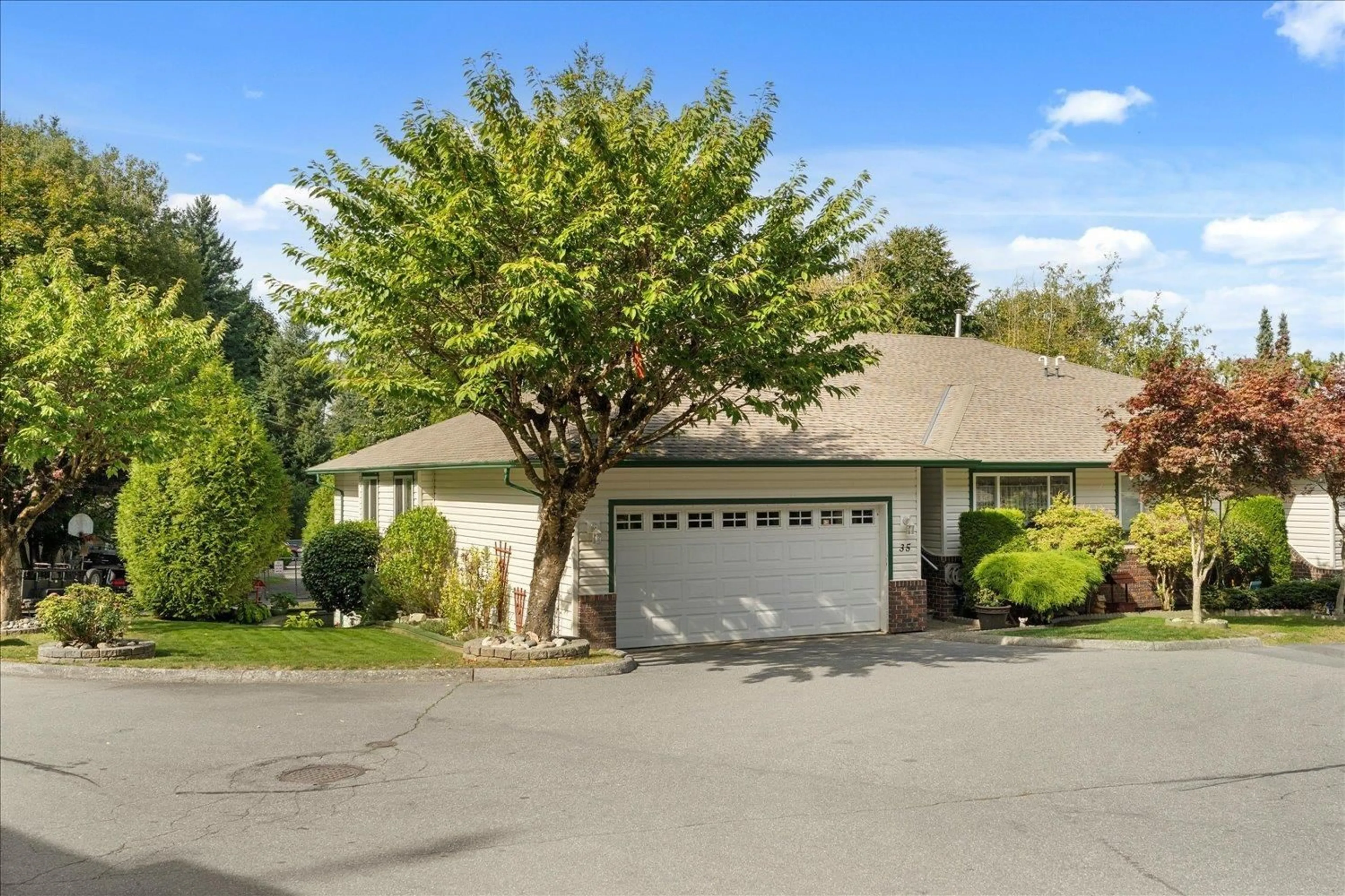 A pic from outside/outdoor area/front of a property/back of a property/a pic from drone, unknown for 35 - 34250 HAZELWOOD, Abbotsford British Columbia V2S7L4