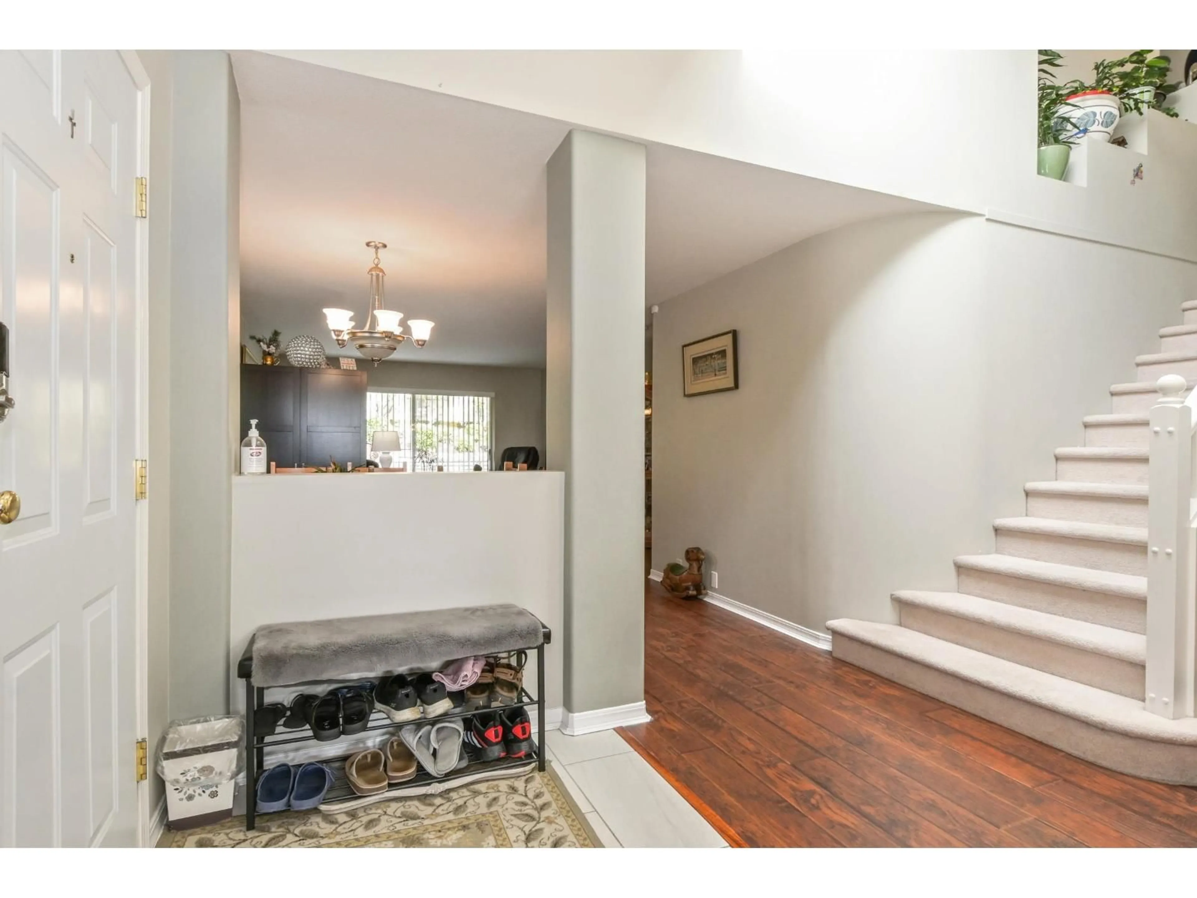 Indoor entryway for 117 - 31406 UPPER MACLURE, Abbotsford British Columbia V2T5L8