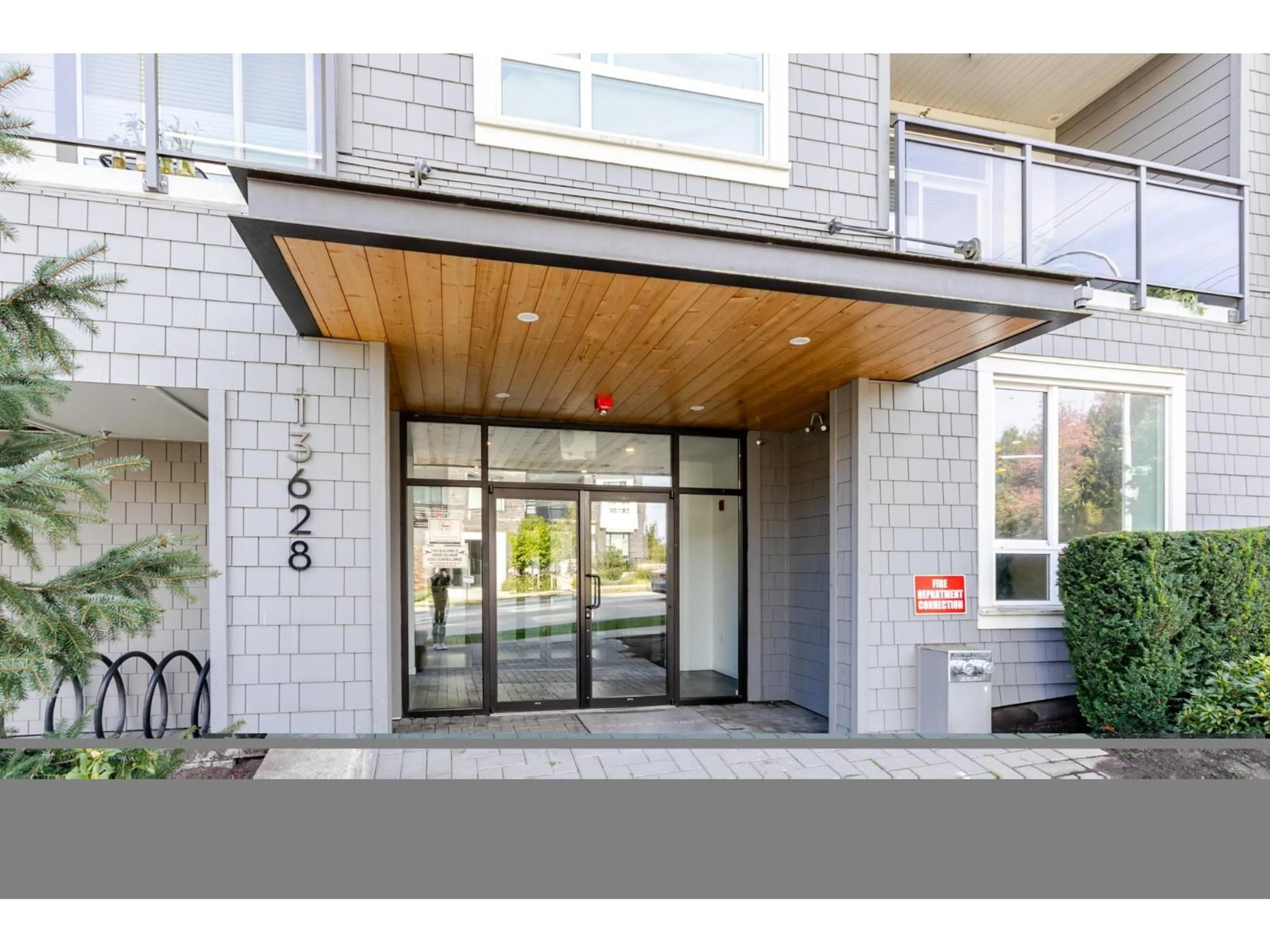 Indoor entryway for 302 - 13628 81A, Surrey British Columbia V3W3E2