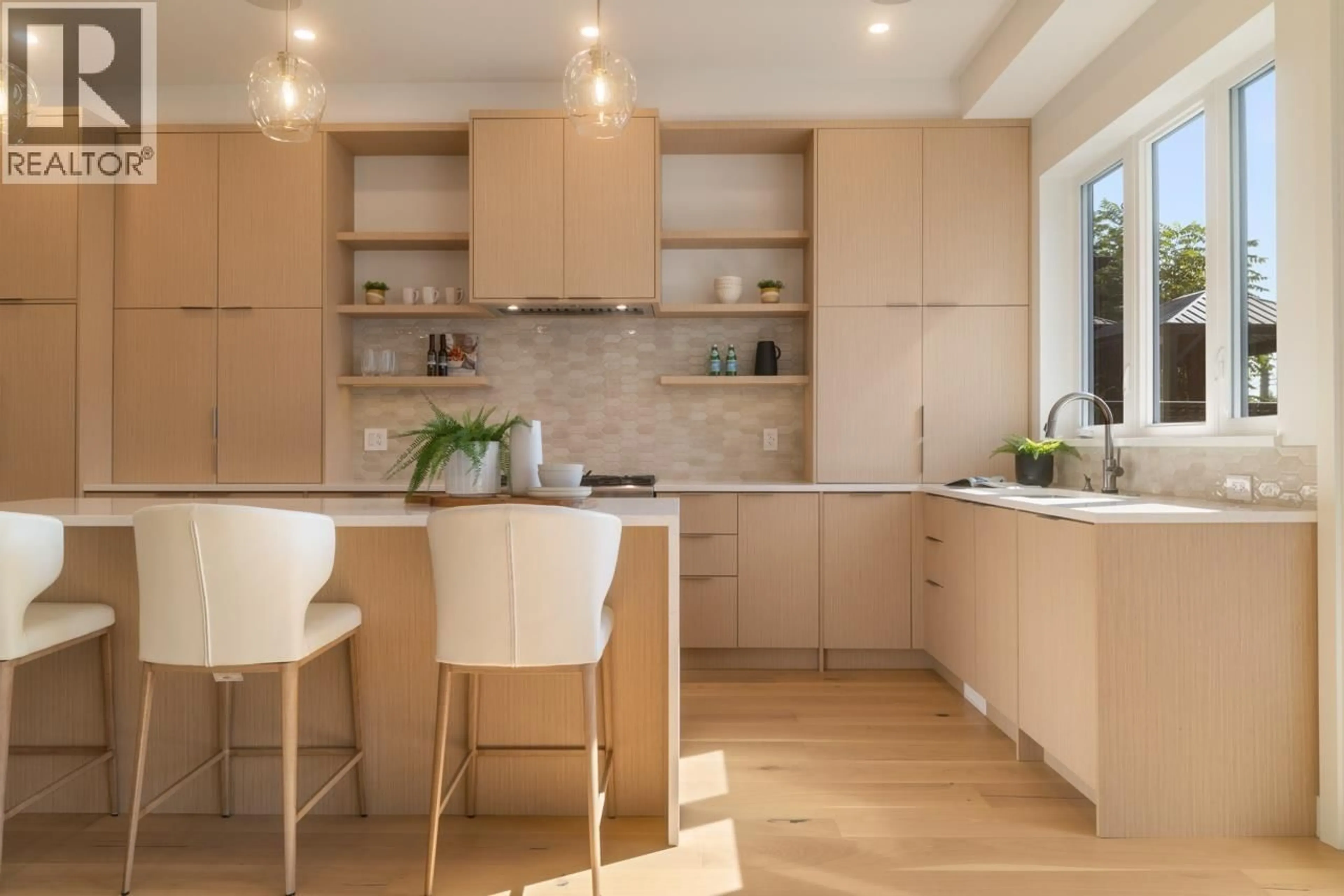 Contemporary kitchen, unknown for 619 22ND STREET, North Vancouver British Columbia V7L3E1
