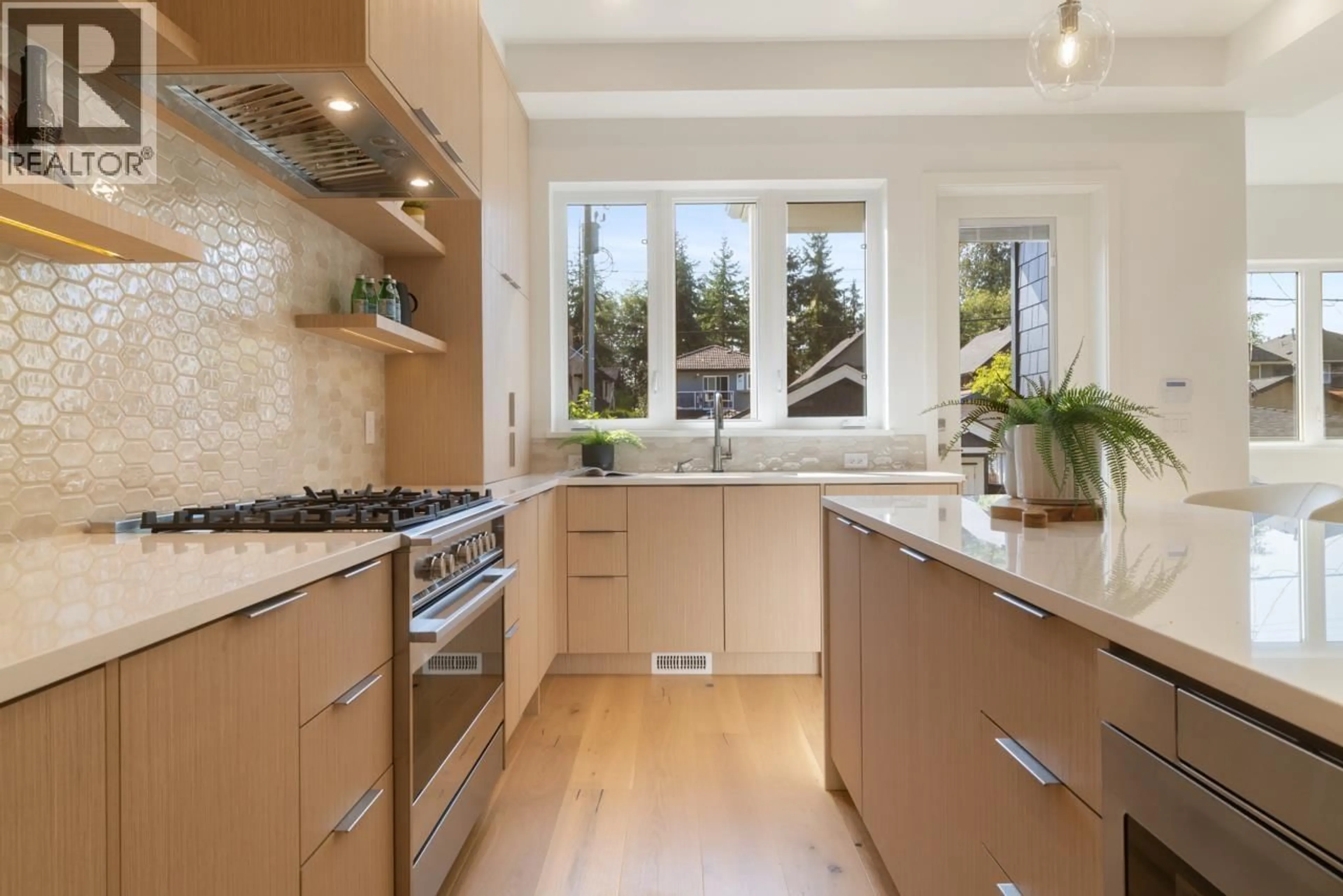 Contemporary kitchen, unknown for 619 22ND STREET, North Vancouver British Columbia V7L3E1
