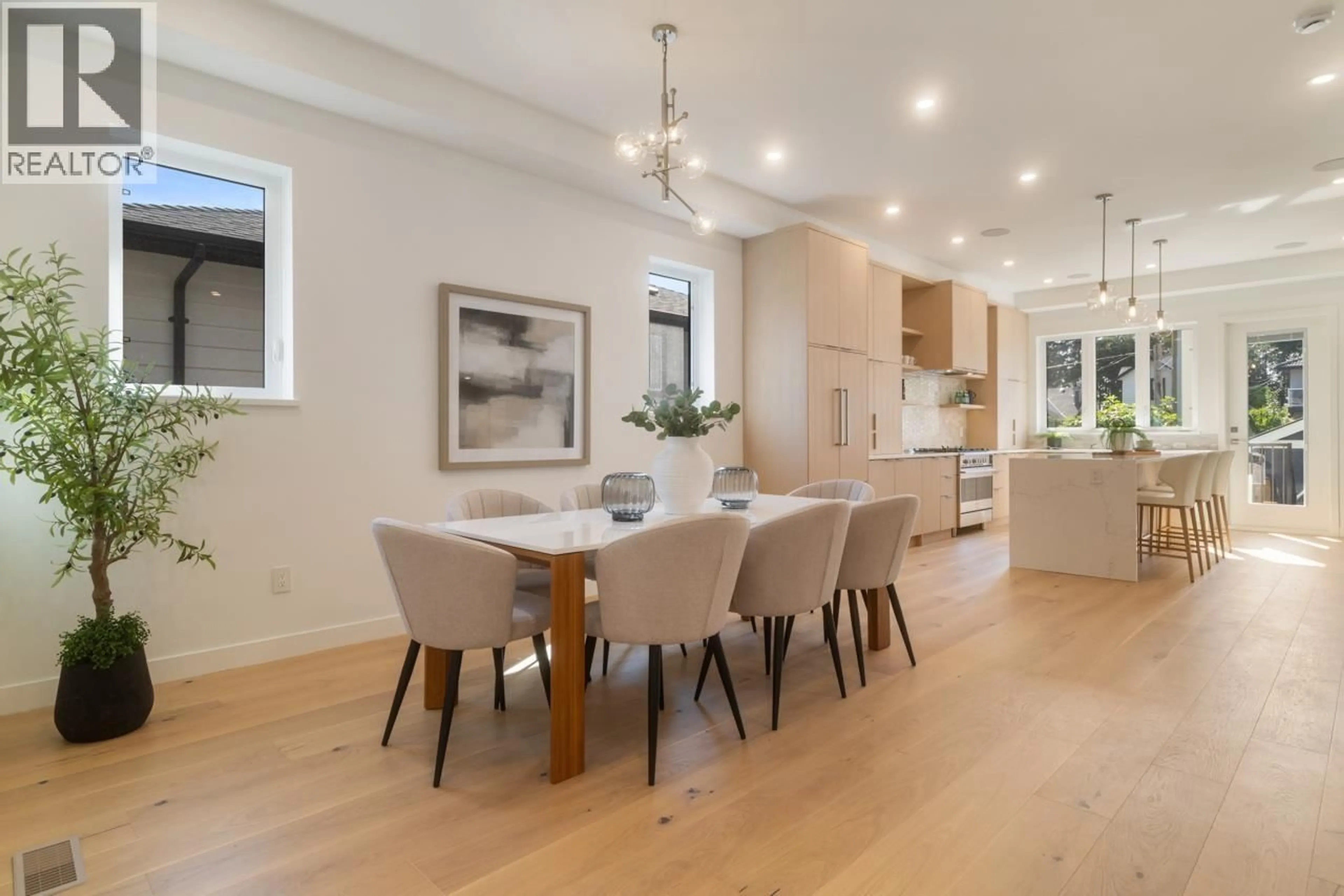 Open concept kitchen, wood/laminate floor for 619 22ND STREET, North Vancouver British Columbia V7L3E1