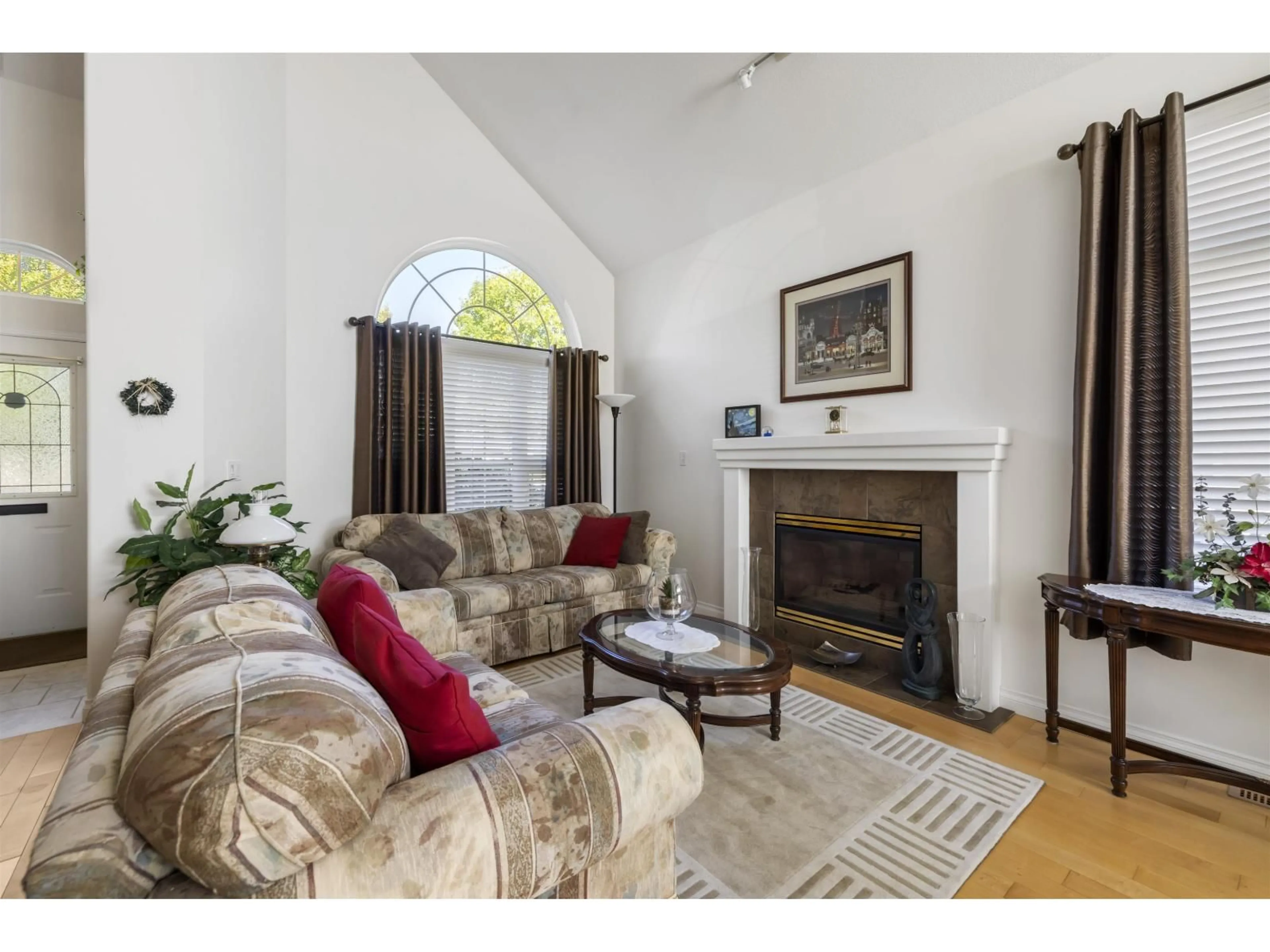 Living room with furniture, unknown for 21004 43A, Langley British Columbia V3A8S8