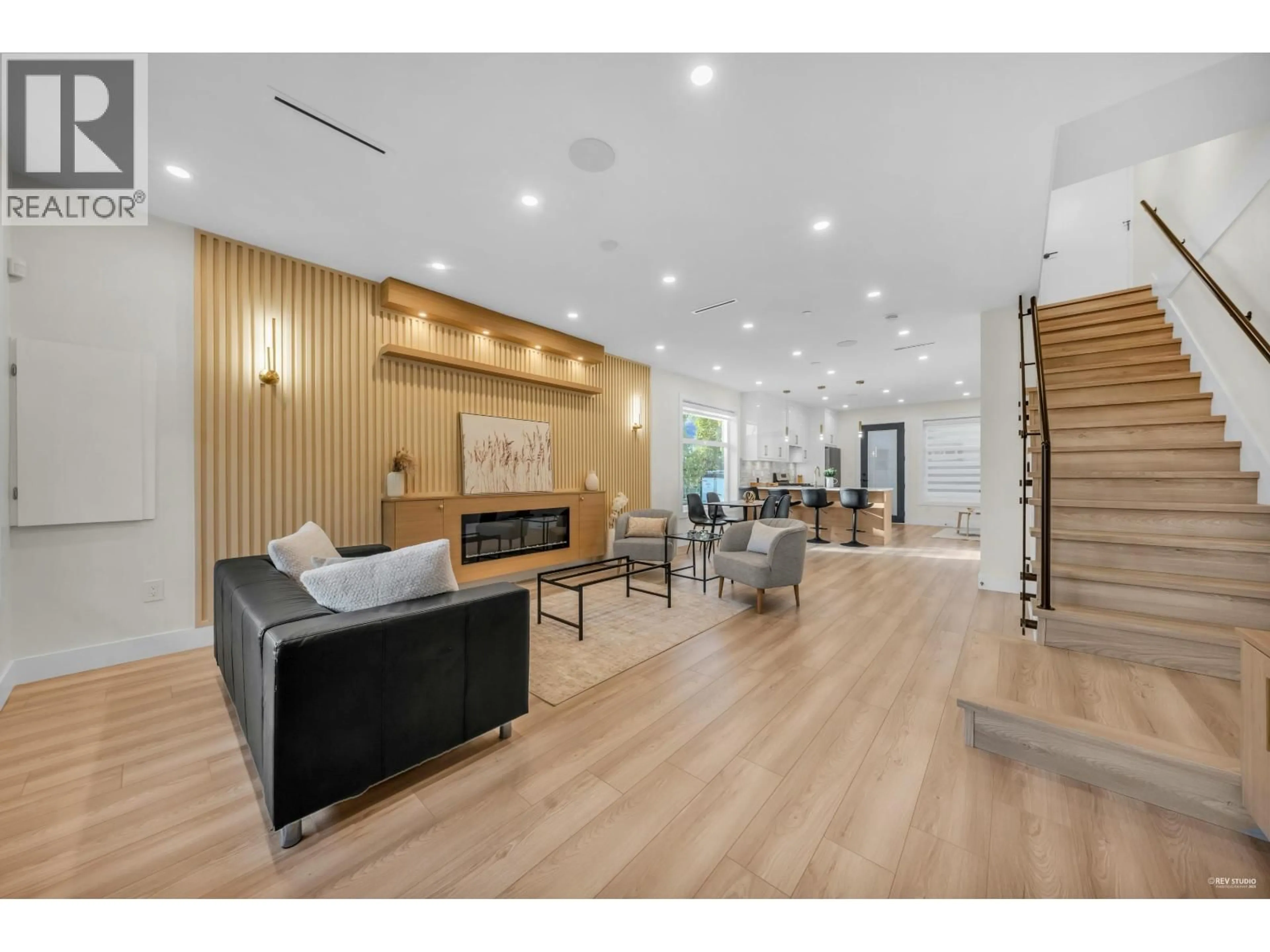 Indoor foyer for 1 - 2705 EAST 3RD AVENUE, Vancouver British Columbia V5M1H3
