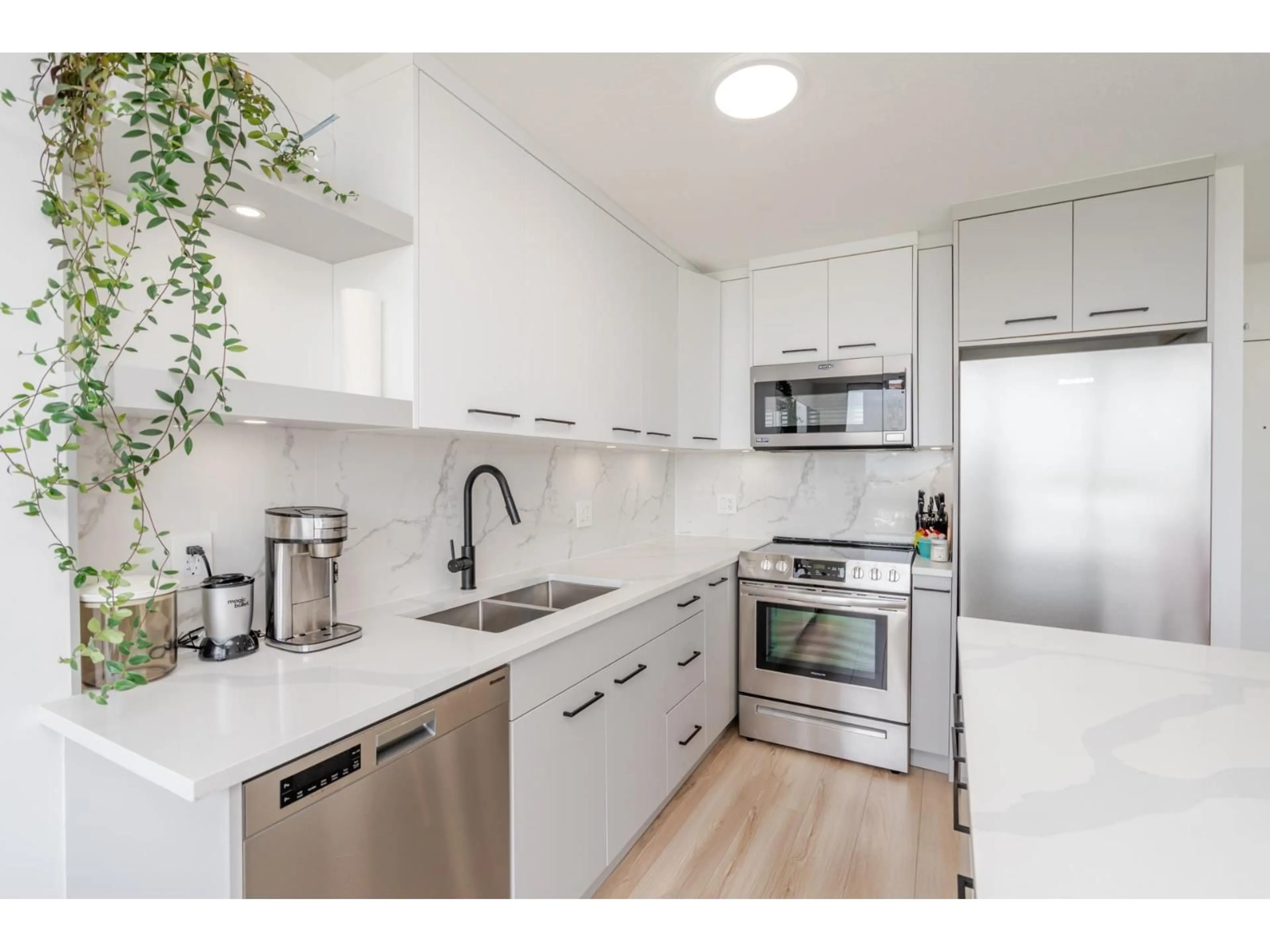 Standard kitchen, unknown for 3106 - 13618 100, Surrey British Columbia V3T0A8