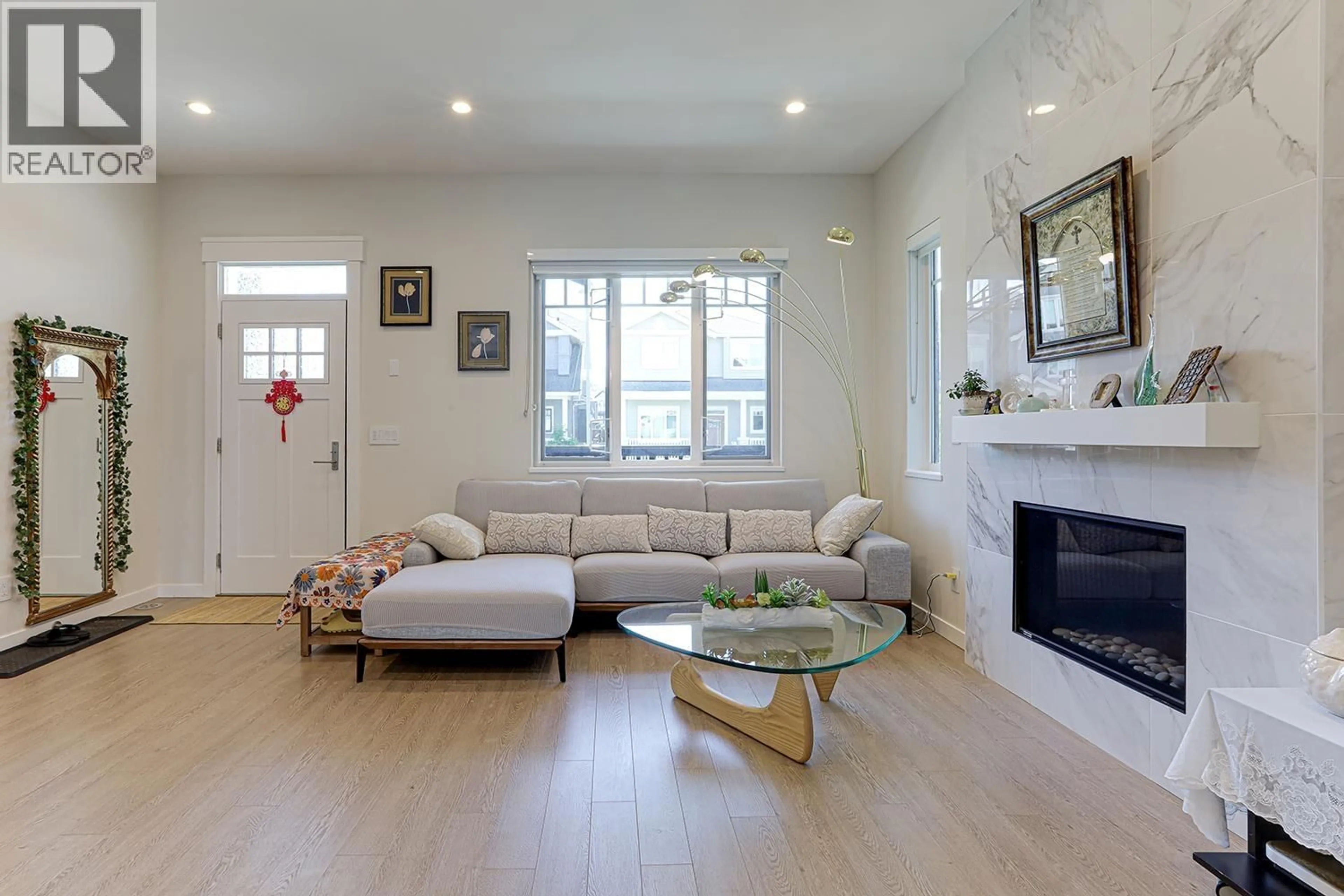 Living room with furniture, unknown for 4705 HAZELNUT WAY, Tsawwassen British Columbia V4M4G2