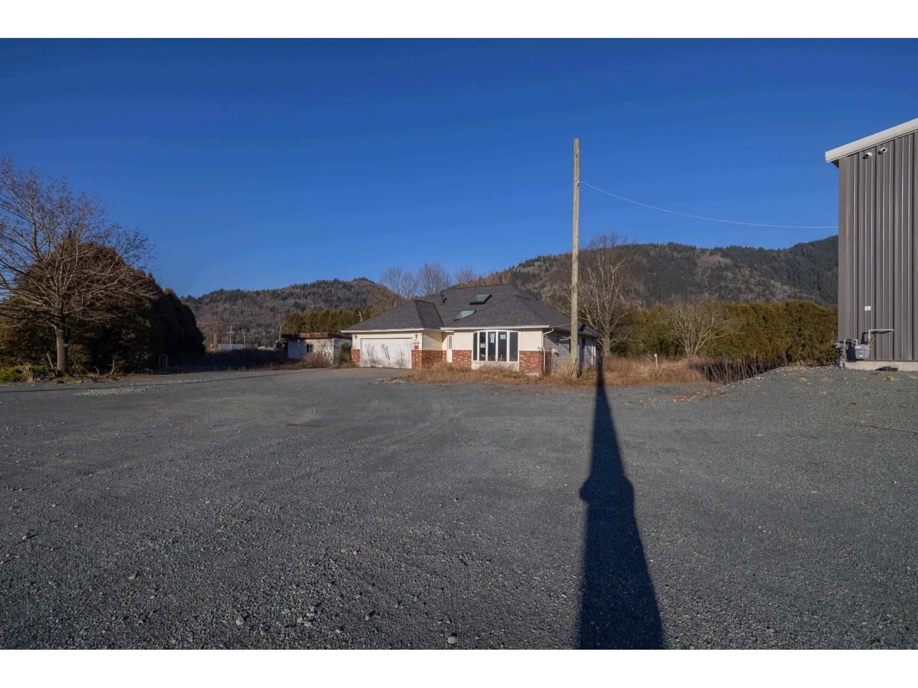 A pic from outside/outdoor area/front of a property/back of a property/a pic from drone, mountain view for 38989 NO. 4, Abbotsford British Columbia V3G2G2
