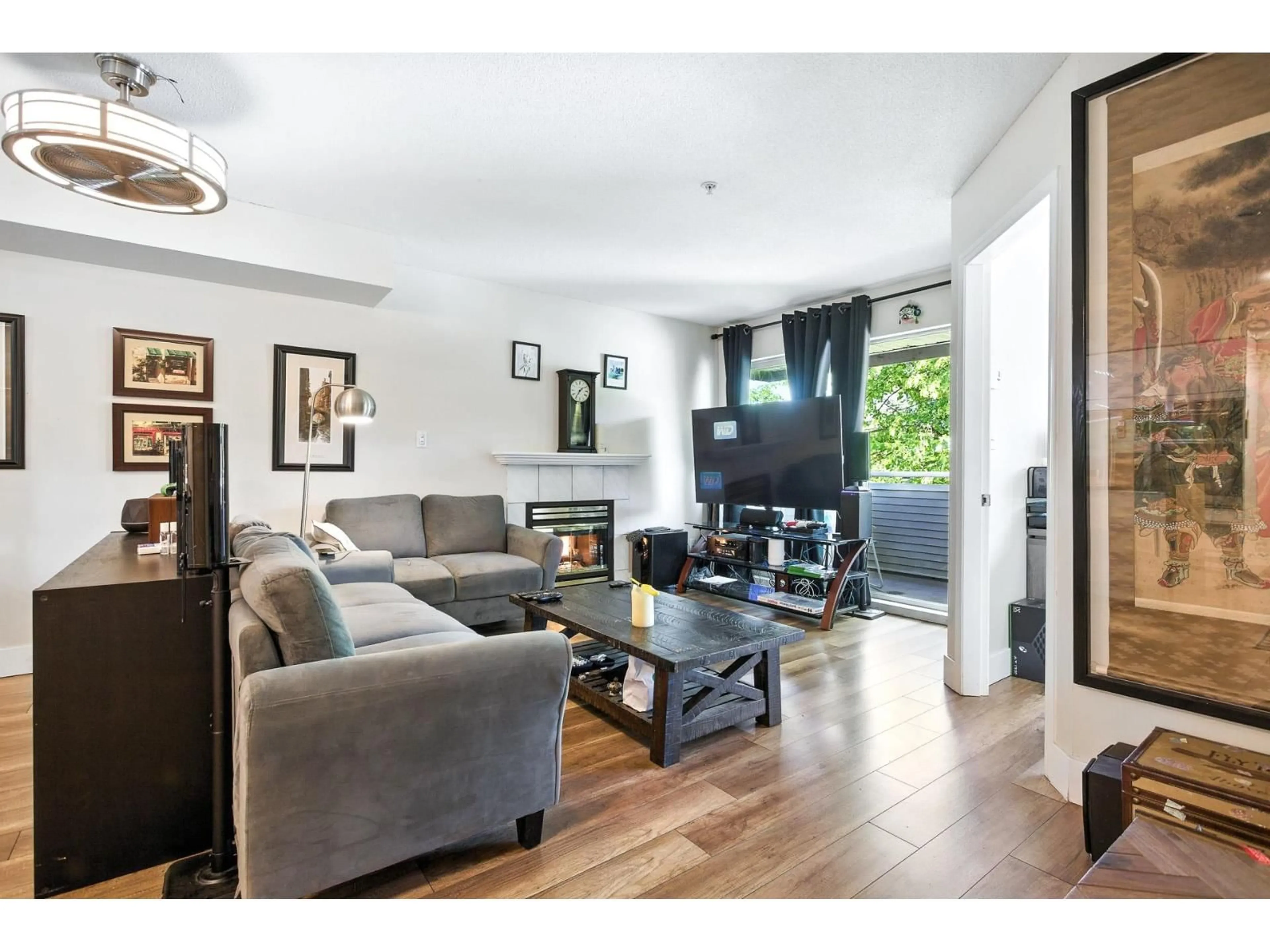 Living room with furniture, wood/laminate floor for 312 - 12160 80, Surrey British Columbia V3W0V3