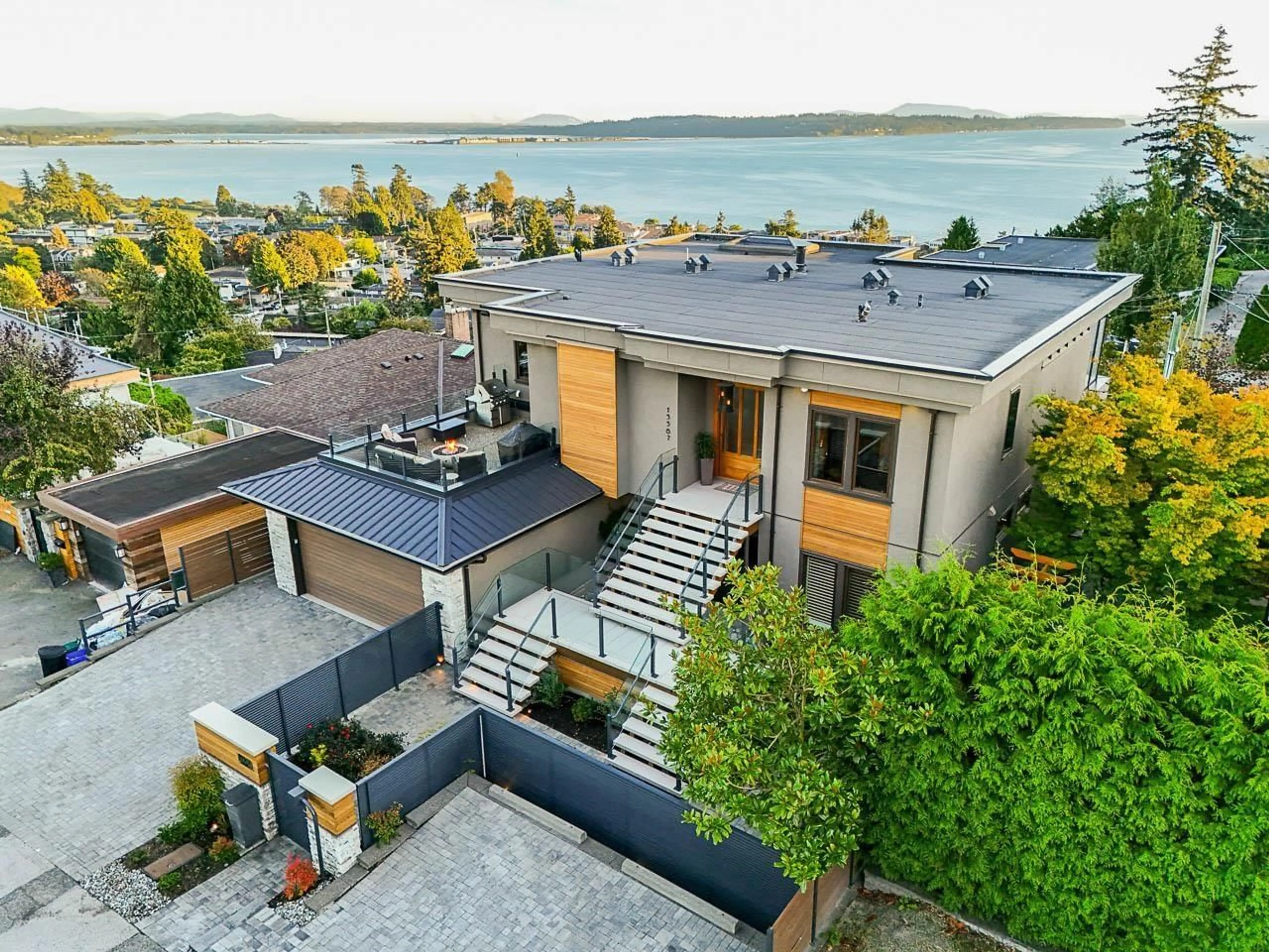 A pic from outside/outdoor area/front of a property/back of a property/a pic from drone, water/lake/river/ocean view for 15567 PACIFIC, White Rock British Columbia V4B1R8
